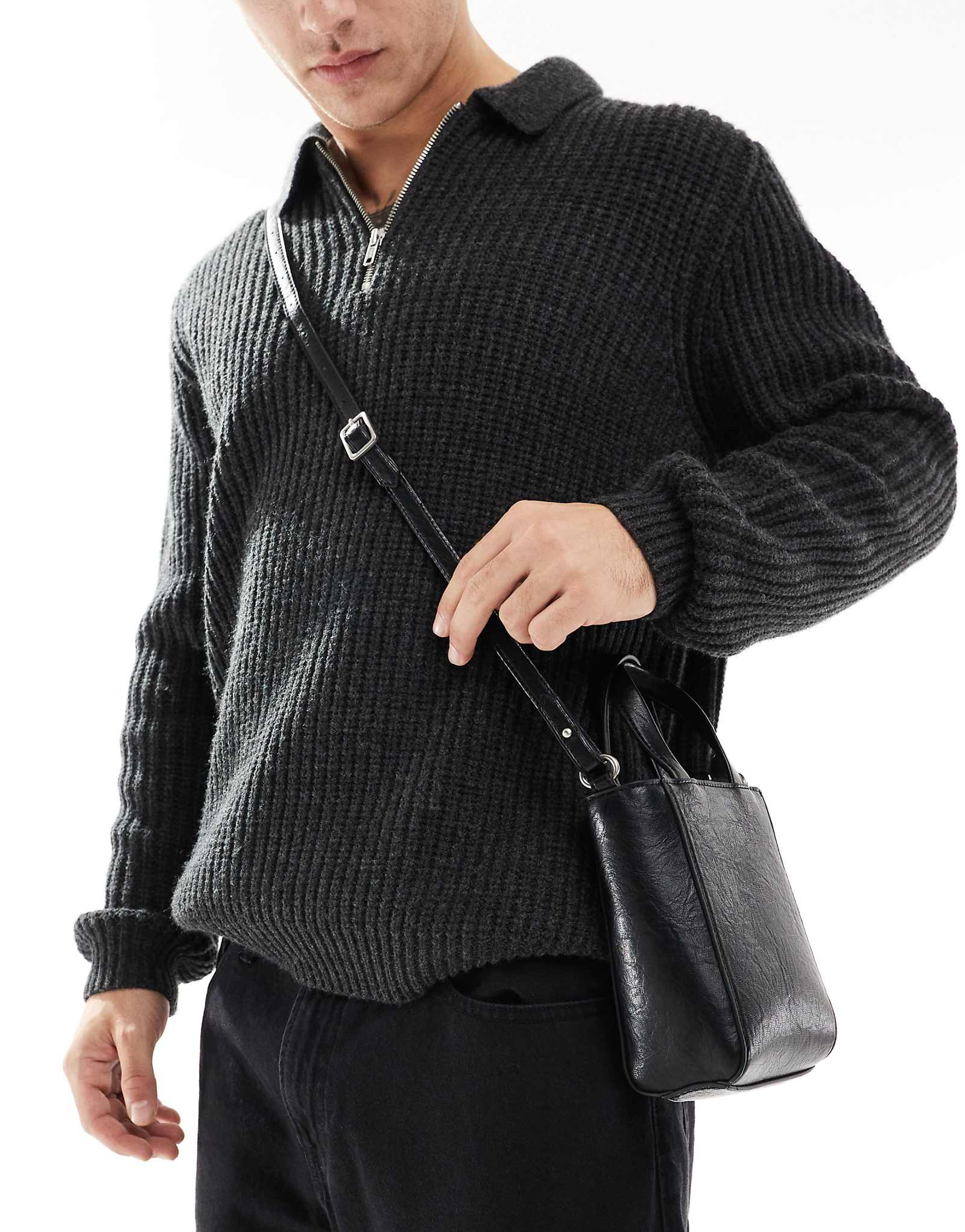 Сумка через плечо Bershka черного цвета 5690₽