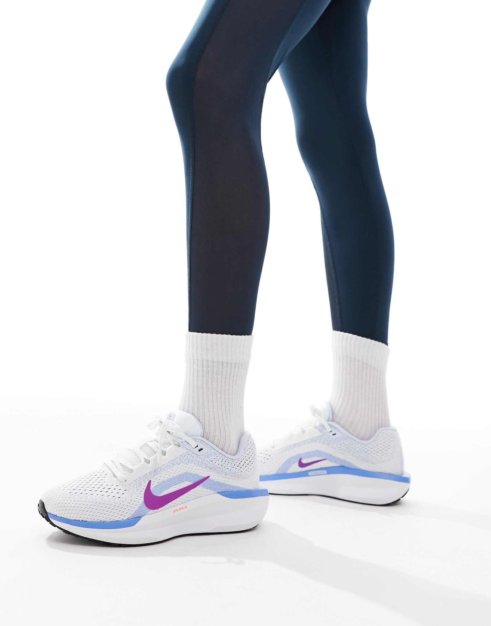 Кроссовки Nike Running Winflo 11 белого и синего цветов 9990₽