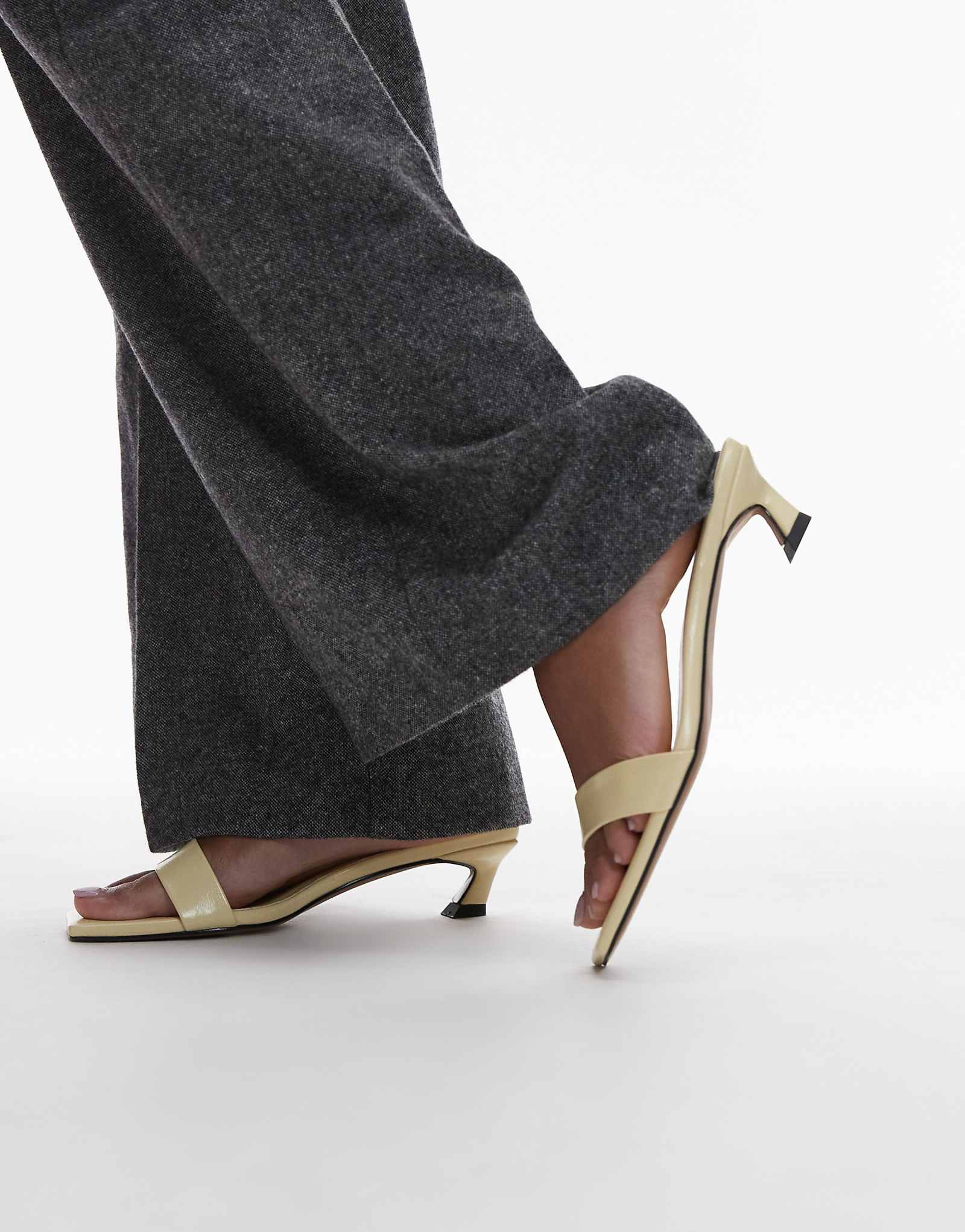 Бледно-желтые босоножки-слипоны на среднем каблуке с квадратным носком от Topshop Inga 8590₽