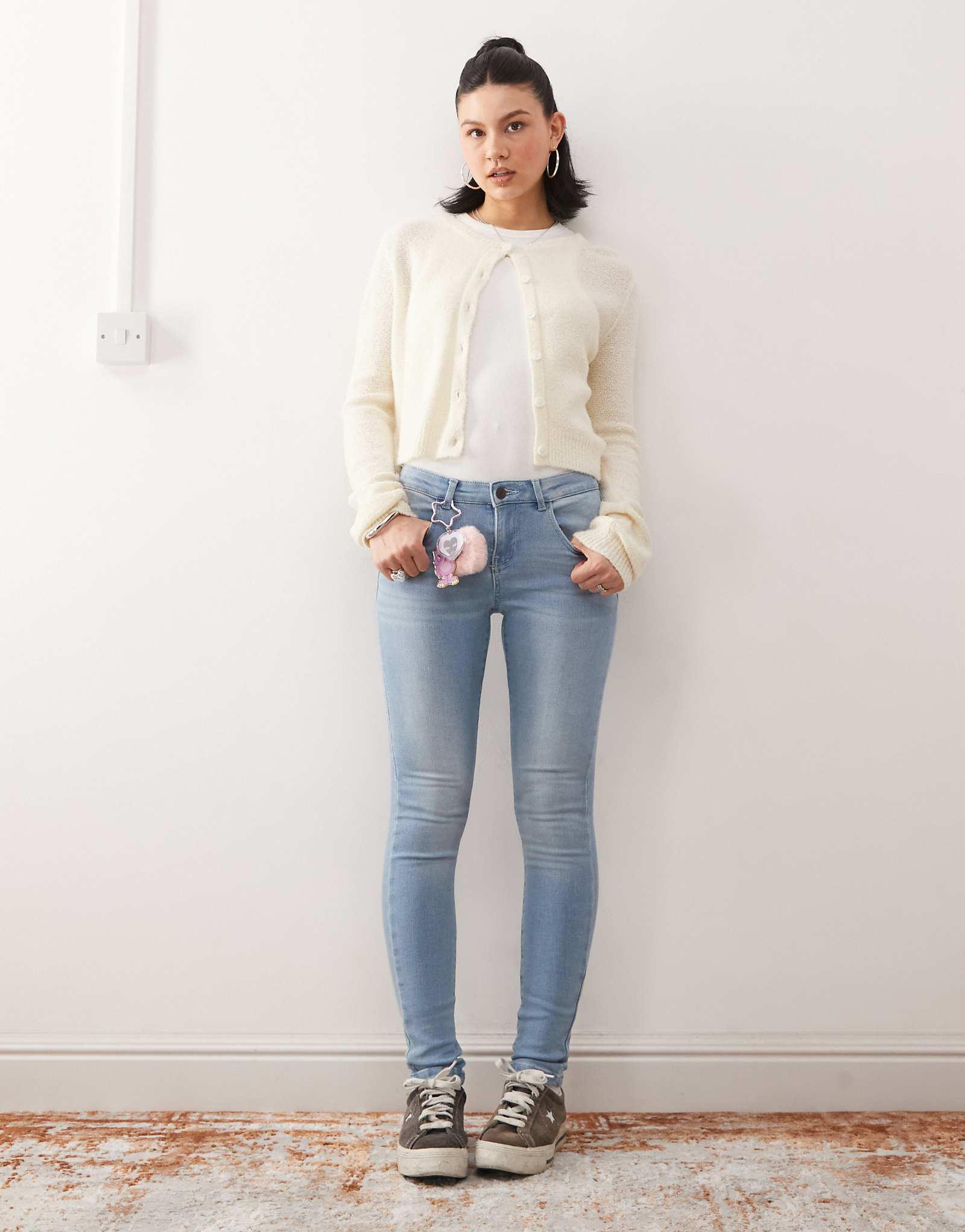 Джинсы Noisy May Jen с пуш-апом светло-голубого цвета из стирки 12890₽