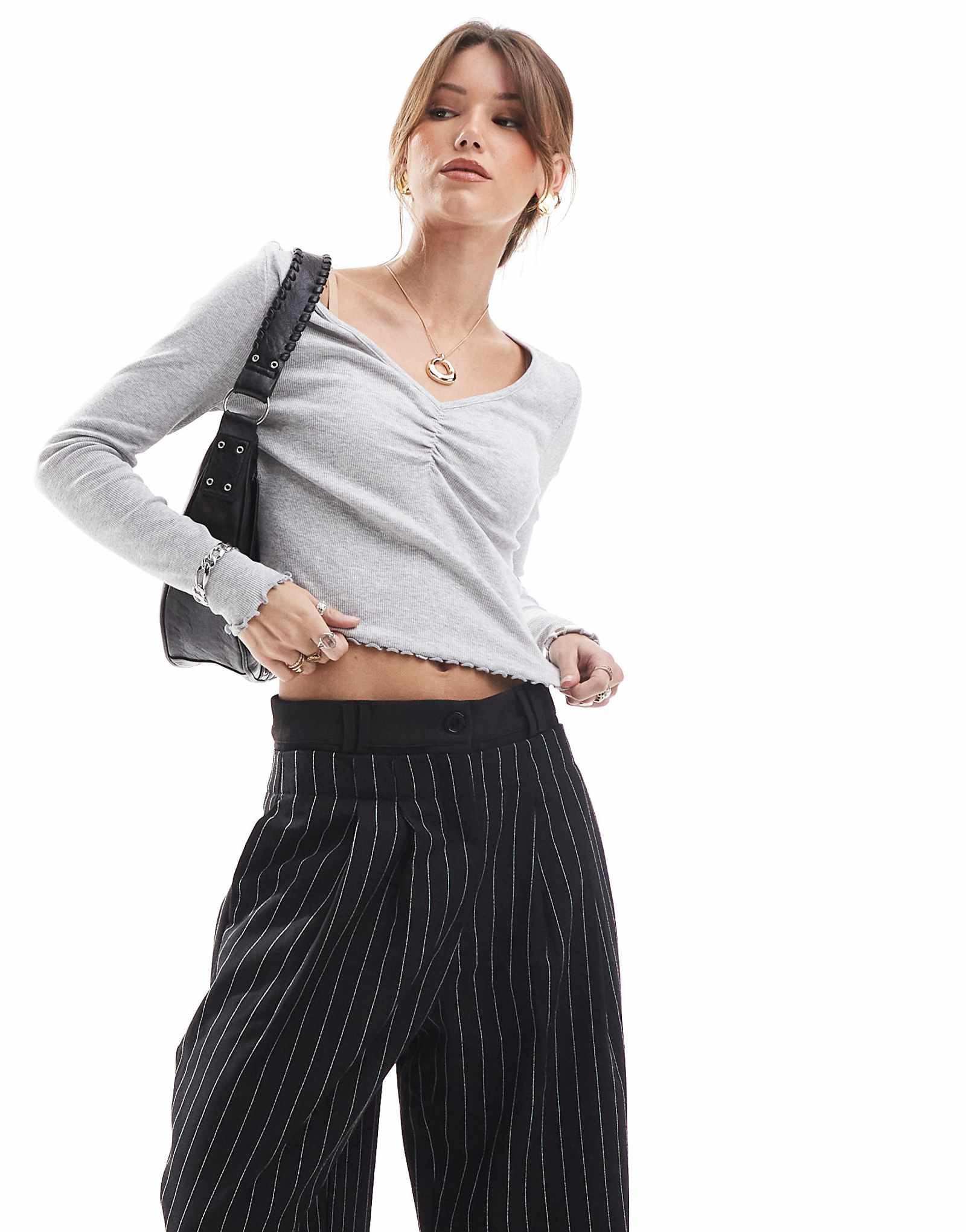 Светло-серый топ с длинными рукавами и только рюшами спереди 2990₽