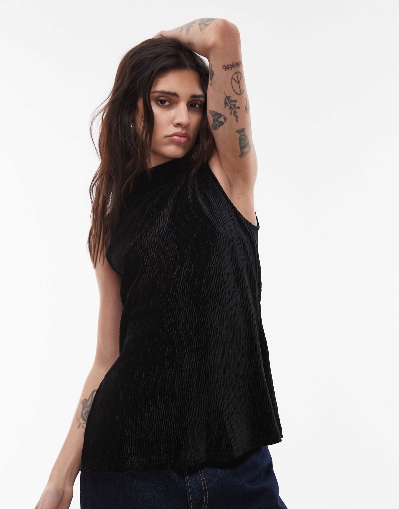 Черный топ без рукавов с высоким вырезом Mango plisse 2790₽