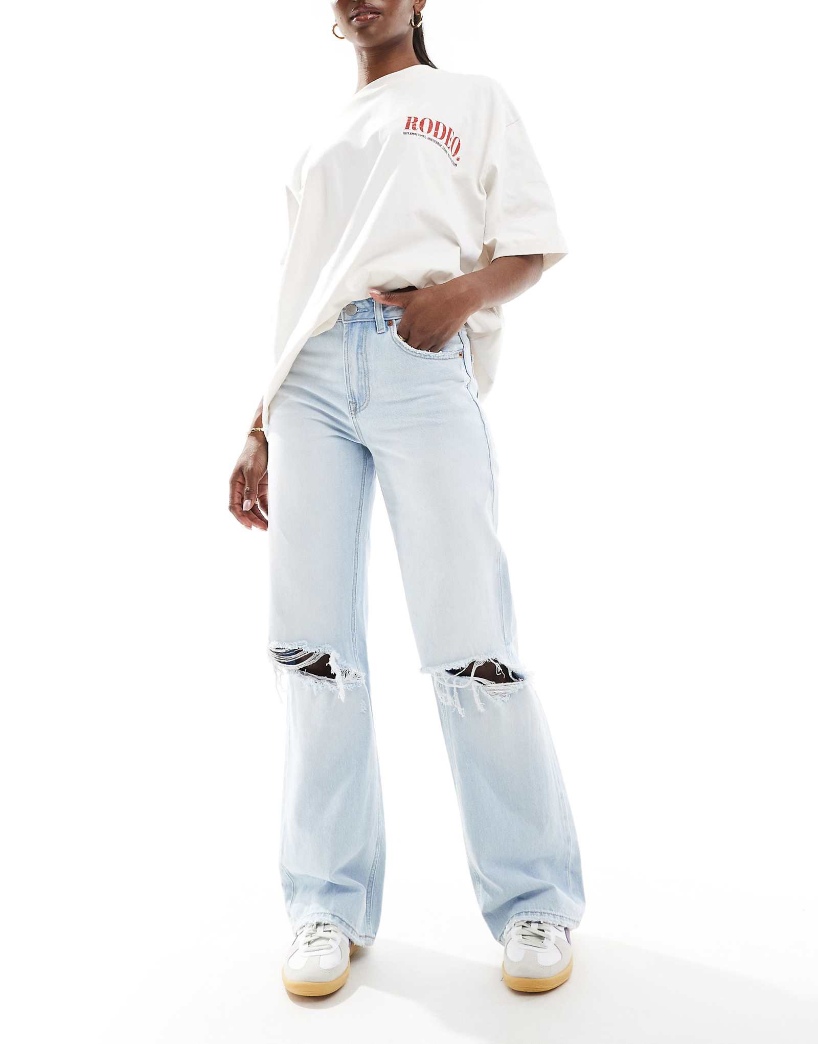 Прямые рваные джинсы Stradivarius D92 светло-голубого цвета с эффектом стирки 9790₽