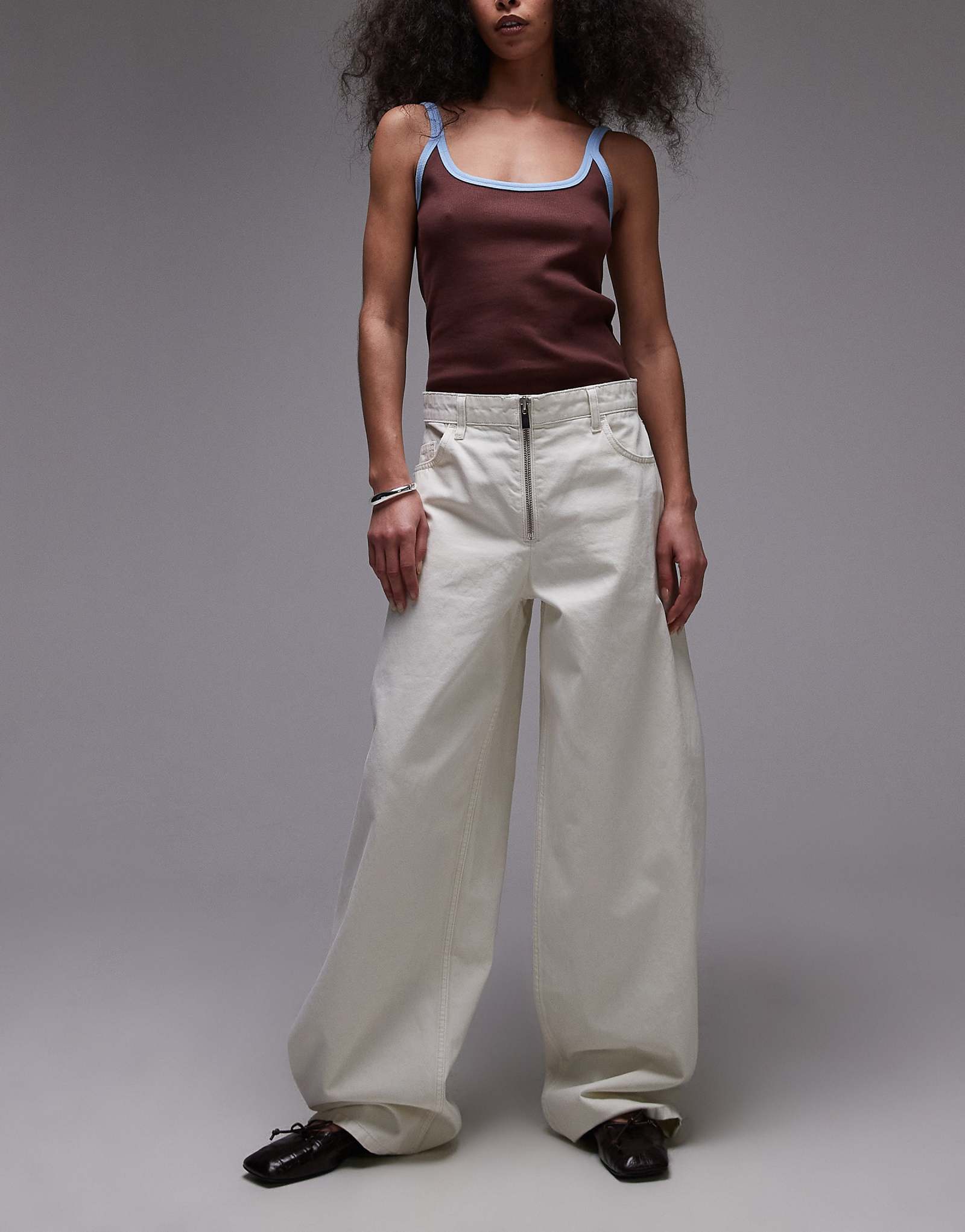 Мешковатые джинсы Mango на молнии спереди белого цвета 14290₽