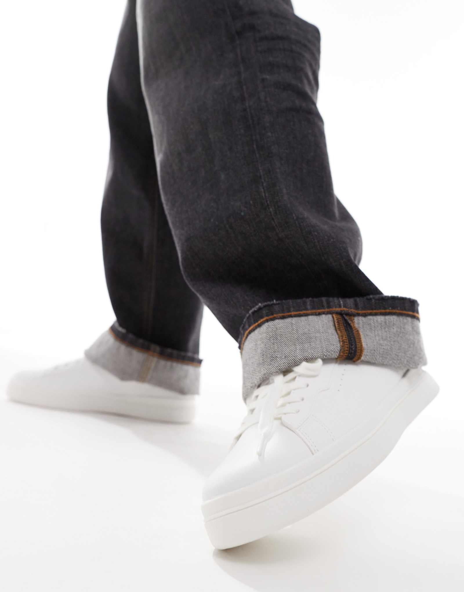 Бежевые кроссовки Pull-Bear back tab белого цвета 6790₽