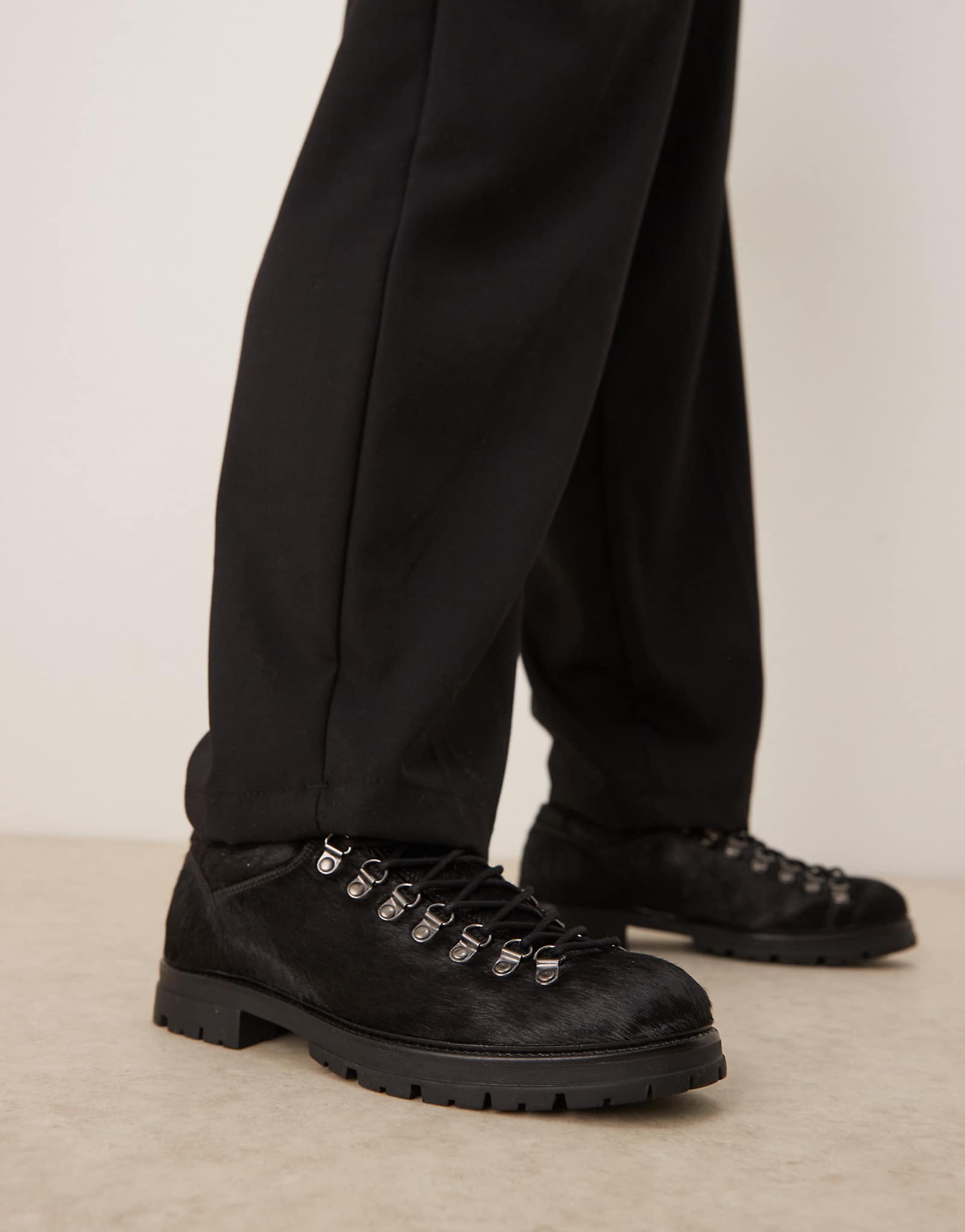 Туристические ботинки ASOS DESIGN премиум-класса на шнуровке из черной коровьей шерсти 5190₽