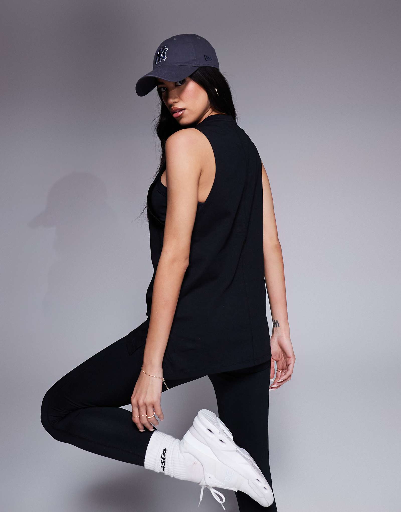 Хлопковая тренировочная майка со спущенными проймами ASOS 4505 Icon с быстросохнущей отделкой черного цвета 4590₽