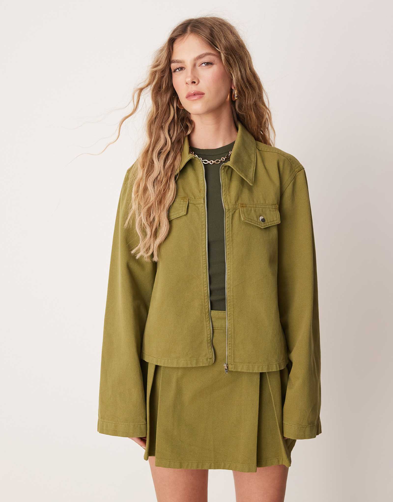 ДИЗАЙНЕРСКАЯ укороченная джинсовая куртка ASOS на молнии спереди оливково-зеленого цвета - часть комплекта 12290₽