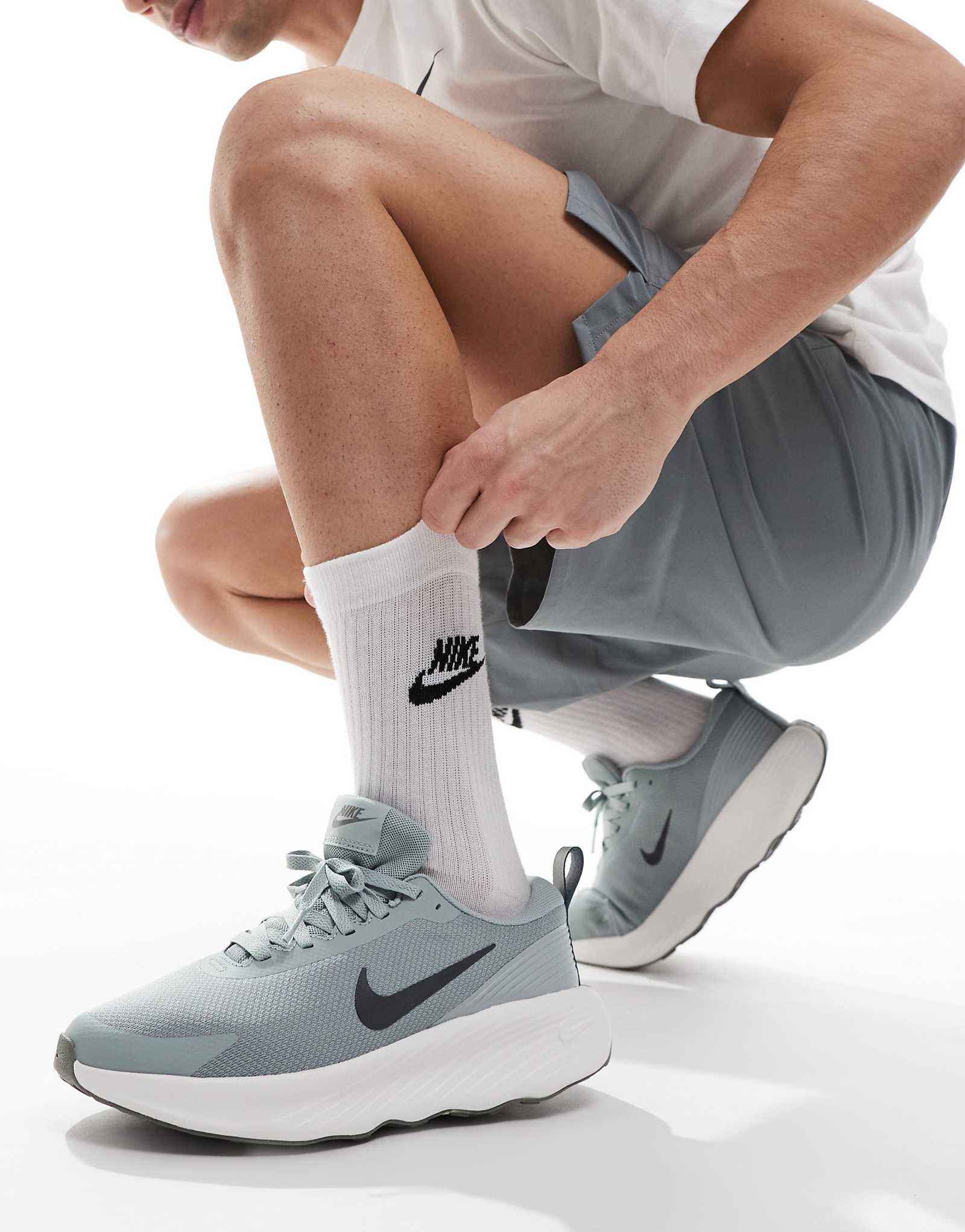 Кроссовки Nike Training Legend Essential 4 серо-белого цвета 11290₽