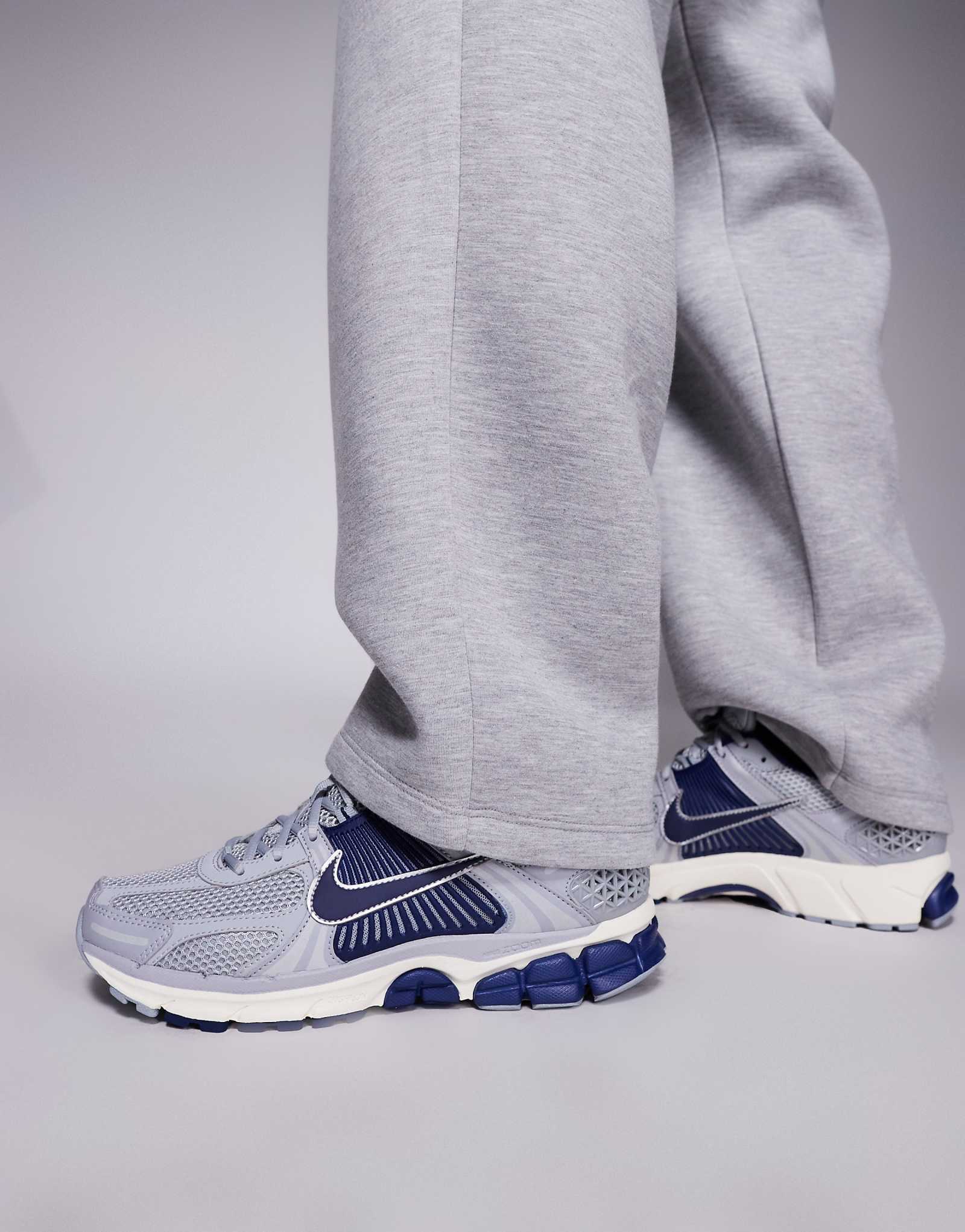 Кроссовки Nike Zoom Vomero 5 серого и синего цветов 15190₽