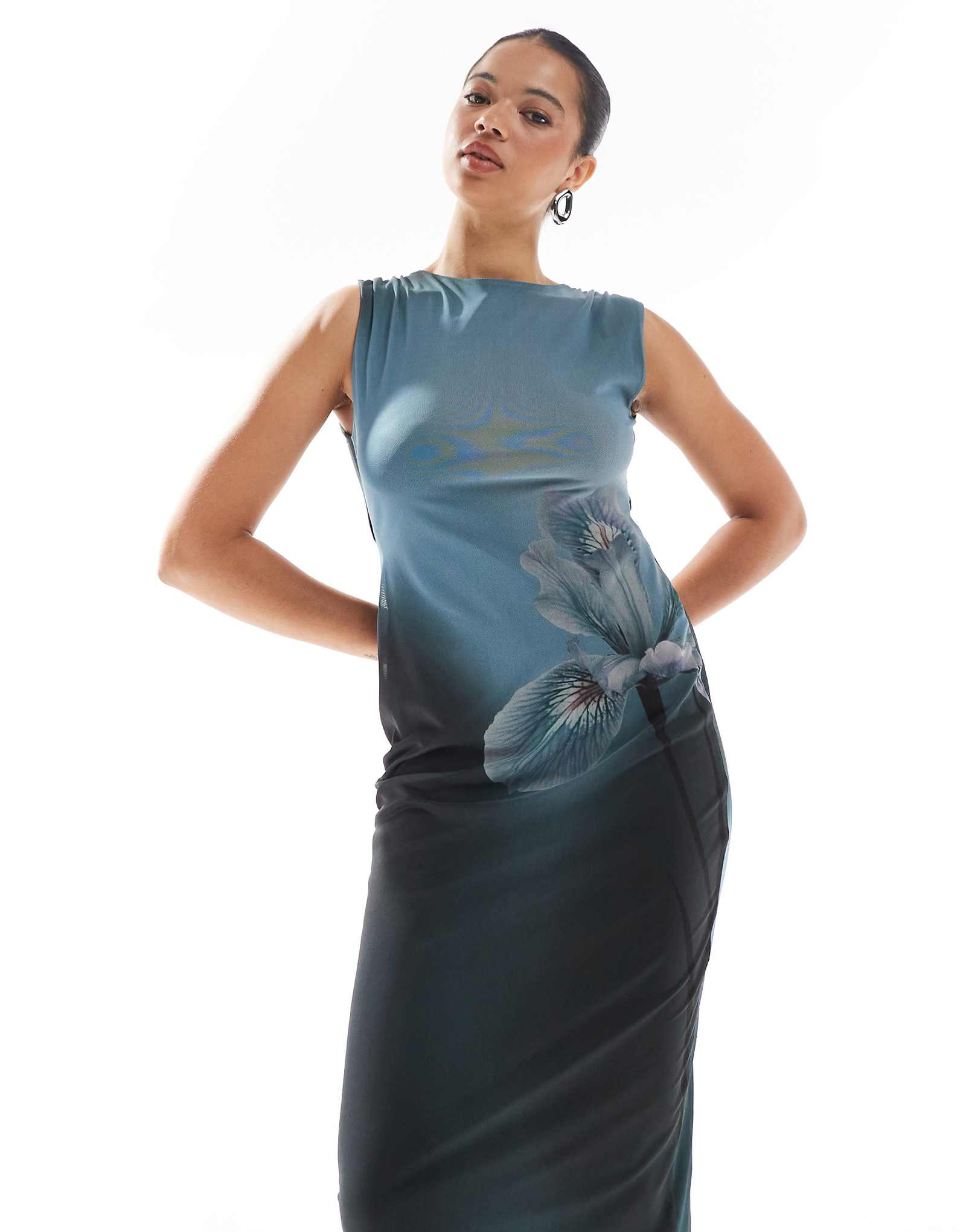 Сетчатое макси-платье без рукавов Pull-Bear с синим цветочным принтом в стиле омбре 3090₽