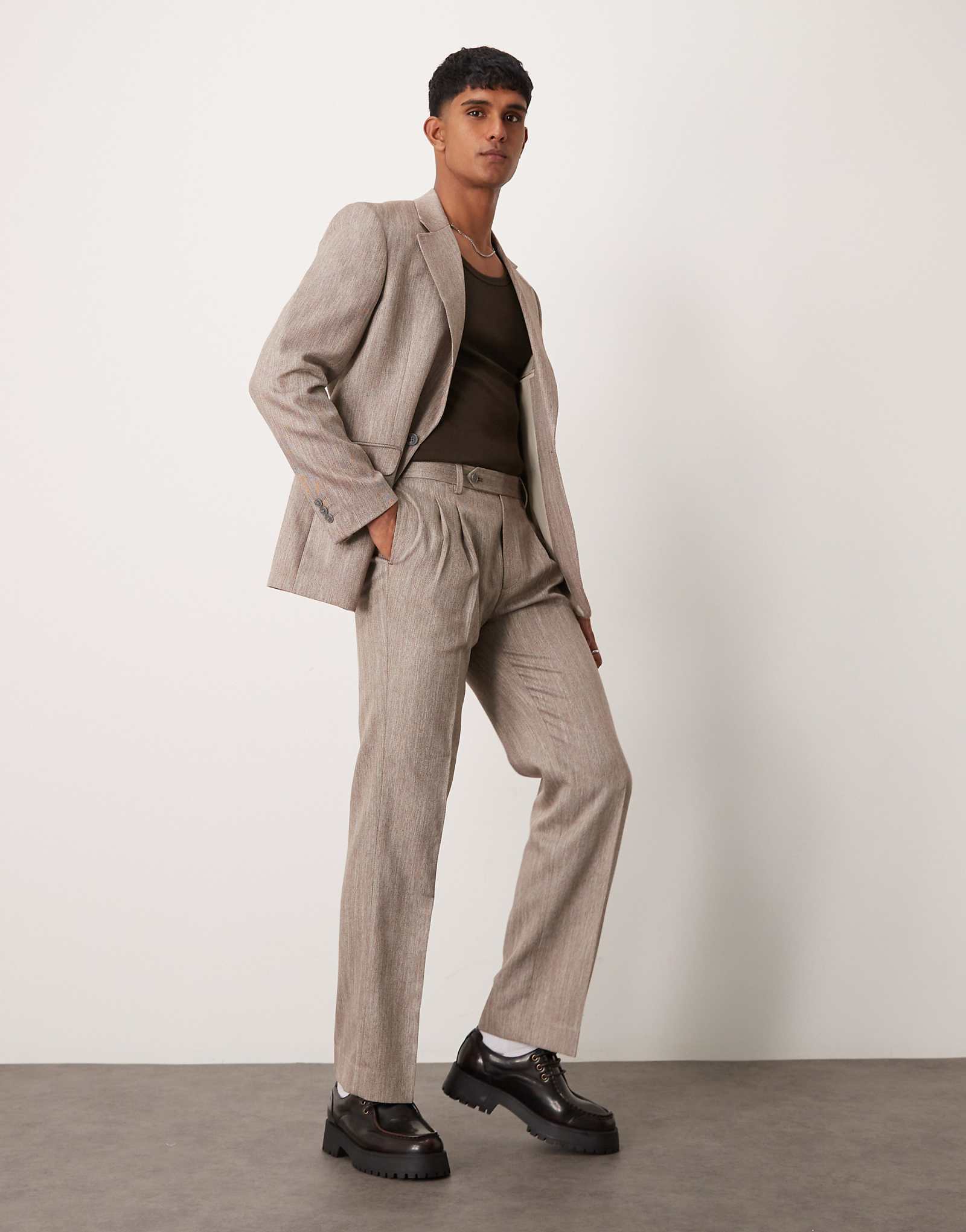 Прямые костюмные брюки ASOS DESIGN светло-коричневого цвета в елочку 8390₽