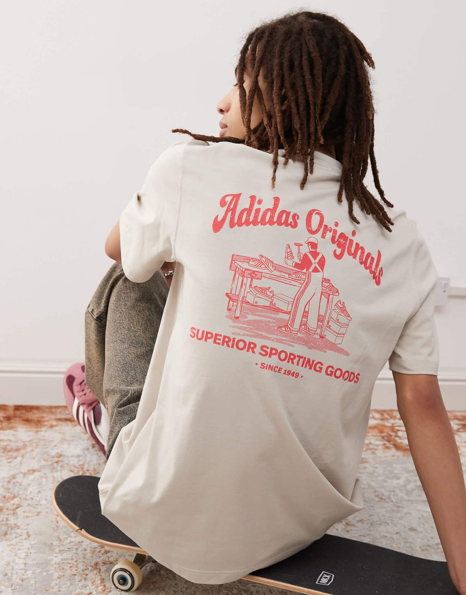 футболка adidas Originals с рисунком на спине бежевого цвета 5690₽