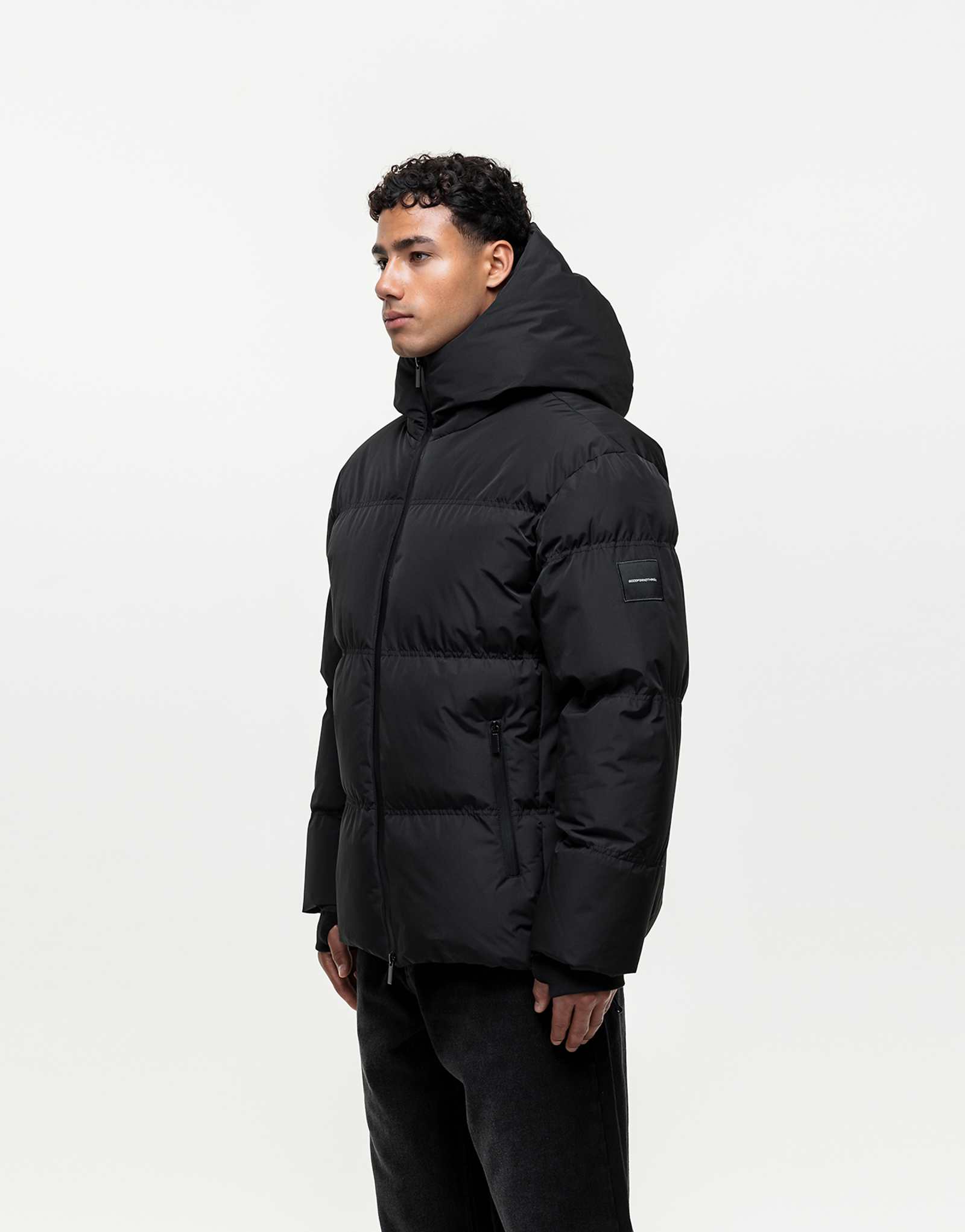 Ни на что не годный черный пуховик с высоким воротом 19090₽