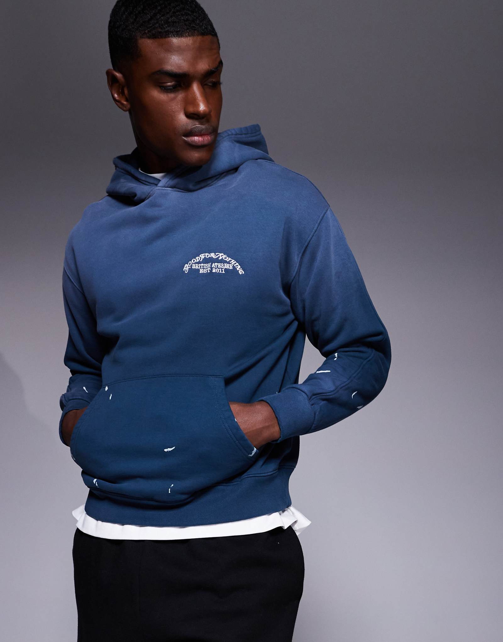 Ни на что не годная истираемая выцветающая с брызгами толстовка темно-синего цвета 7590₽