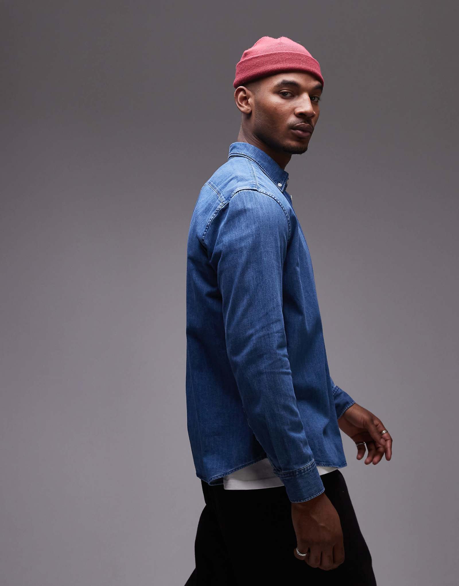 Синяя джинсовая рубашка из шамбре ARKET с воротником на пуговицах 9990₽