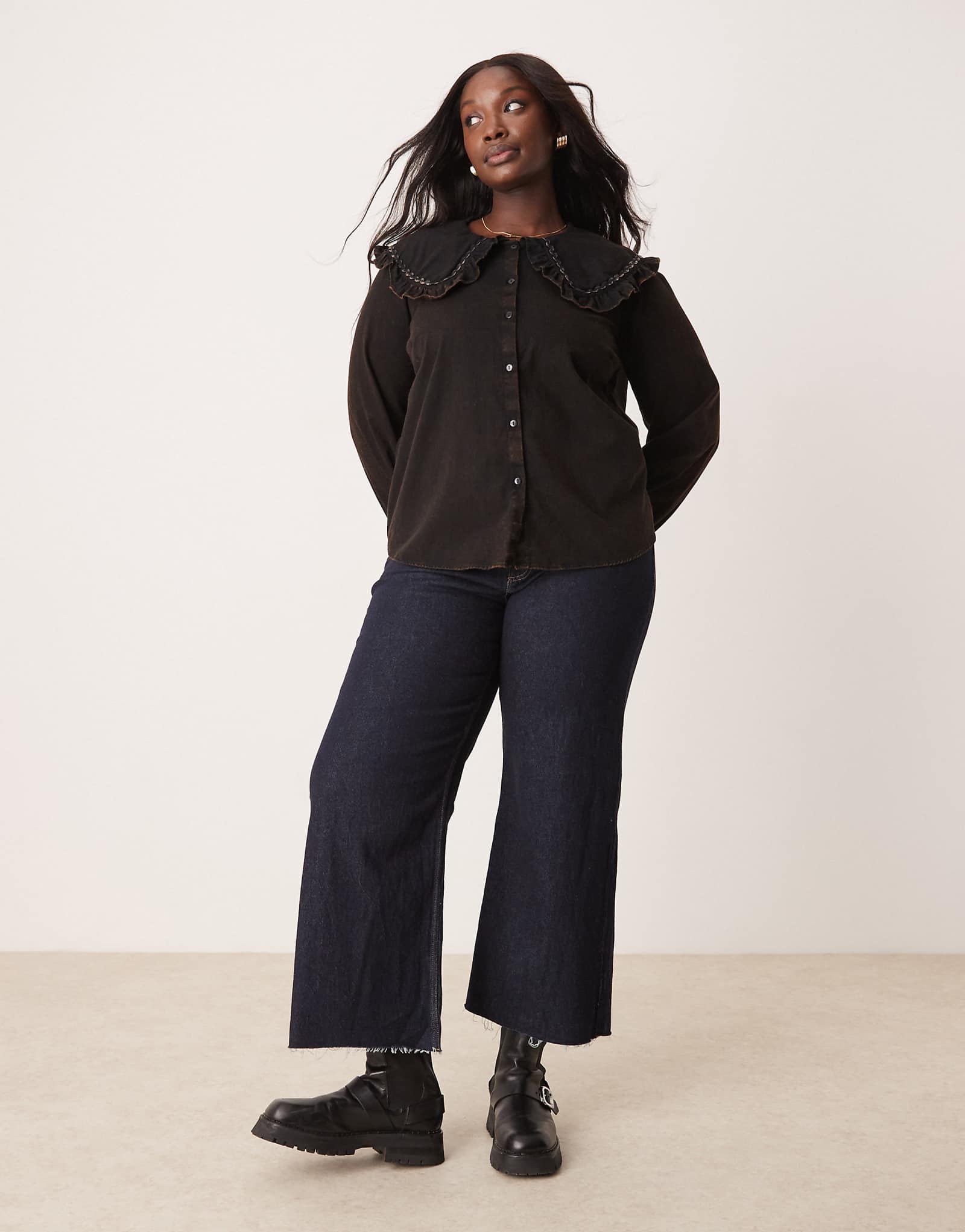 Рубашка с оборчатым воротником ASOS DESIGN Curve из выстиранной саржи 5090₽