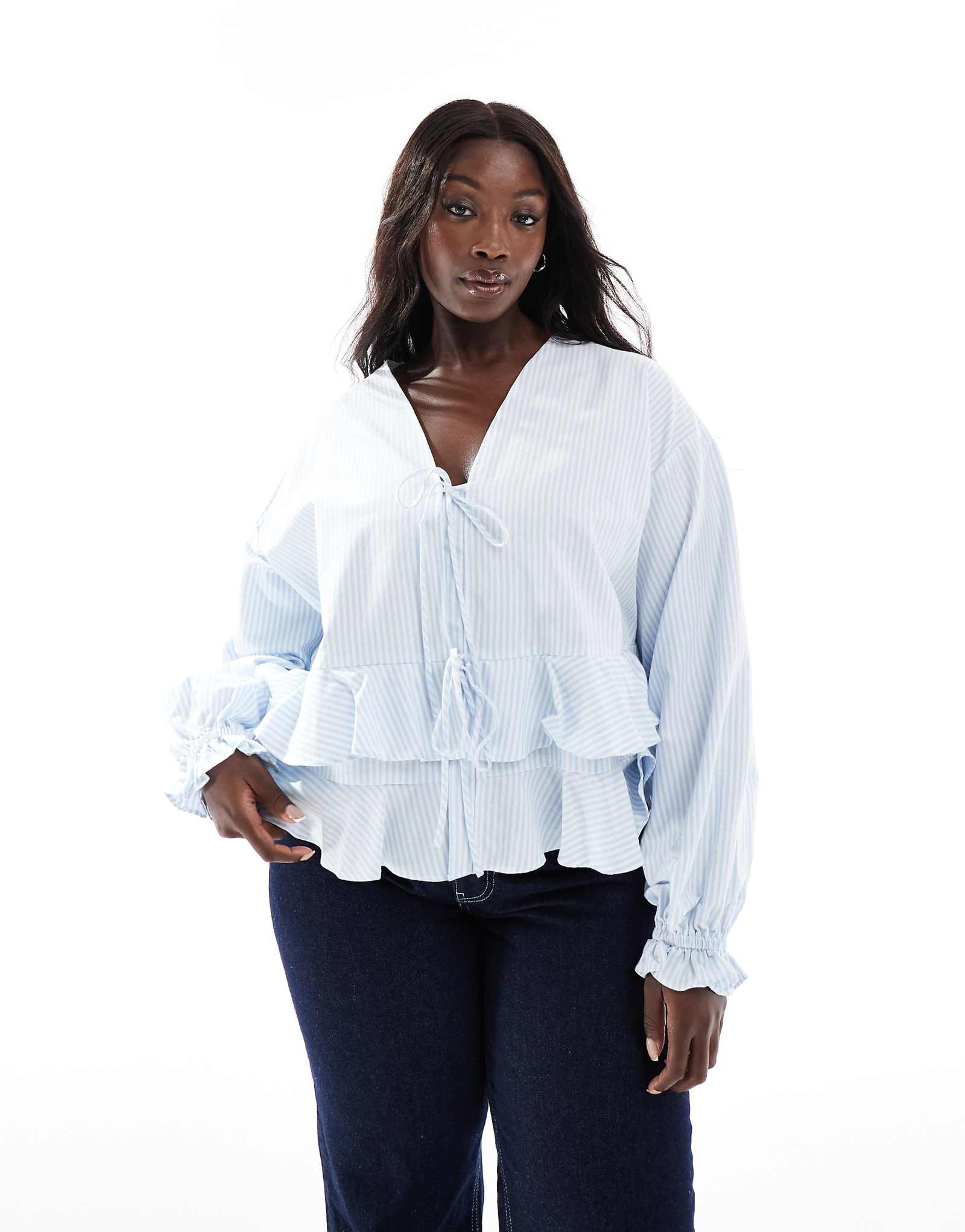 ТОП ASOS DESIGN Curve с длинными рукавами и завязками спереди и оборками по низу в синюю полоску 8290₽