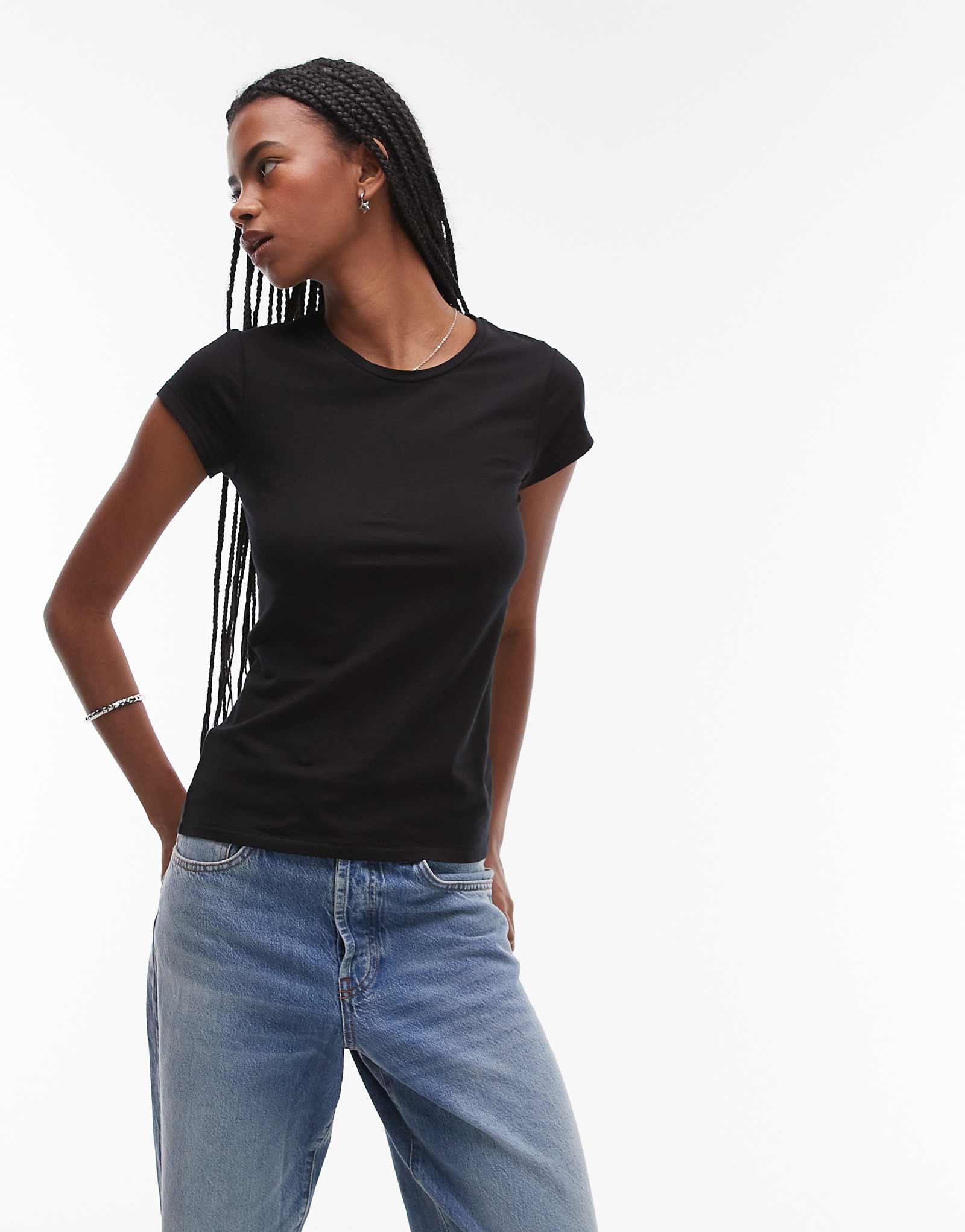 Приталенная футболка ARKET supersoft с коротким рукавом черного цвета 6490₽