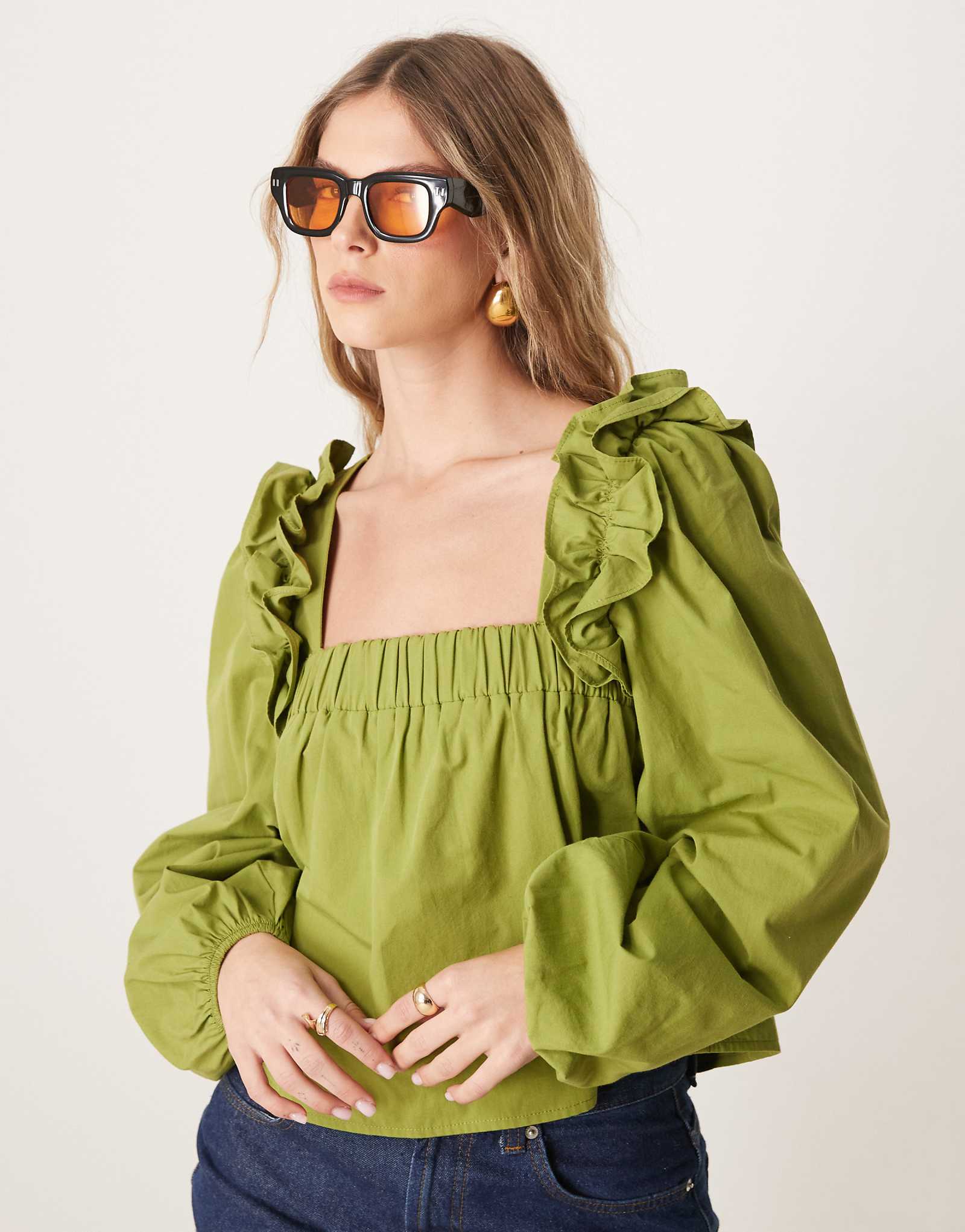 ДИЗАЙНЕРСКАЯ блузка-трапеция из поплина с оборками от ASOS оливково-зеленого цвета 3690₽