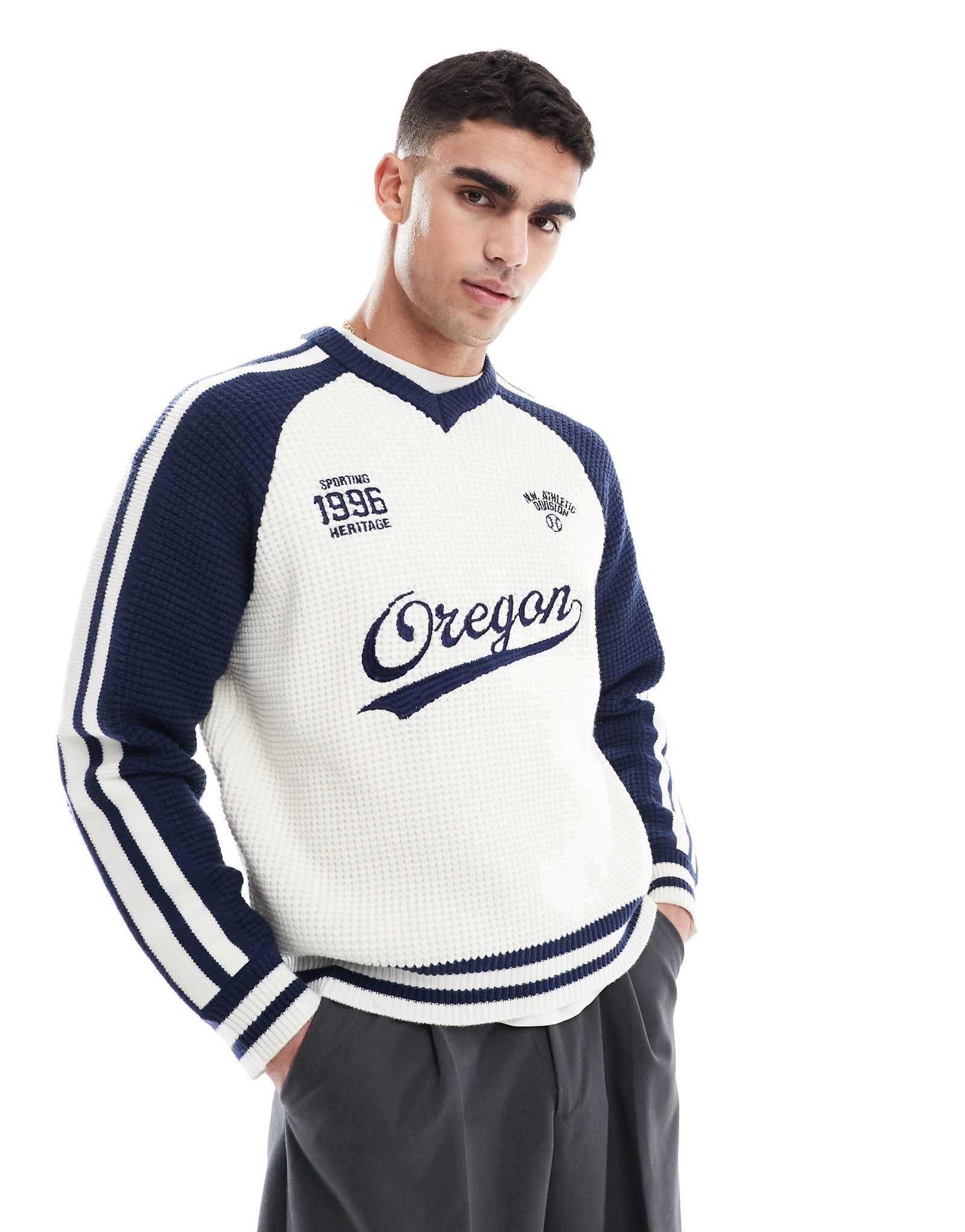 Спортивный свитер Bershka цвета экрю 6790₽