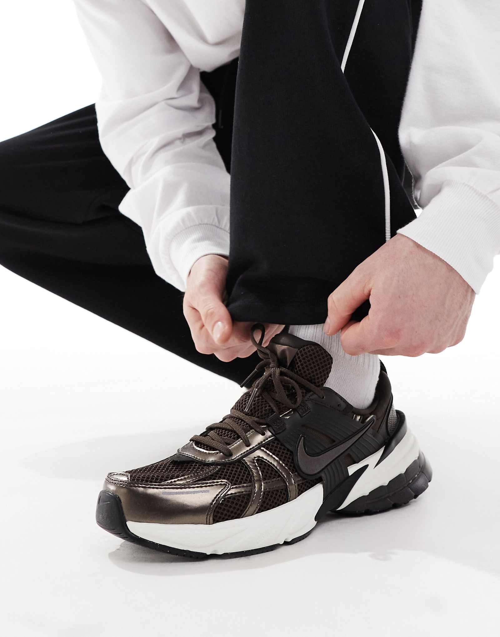 Кроссовки для бега Nike V2K коричневого цвета 19390₽