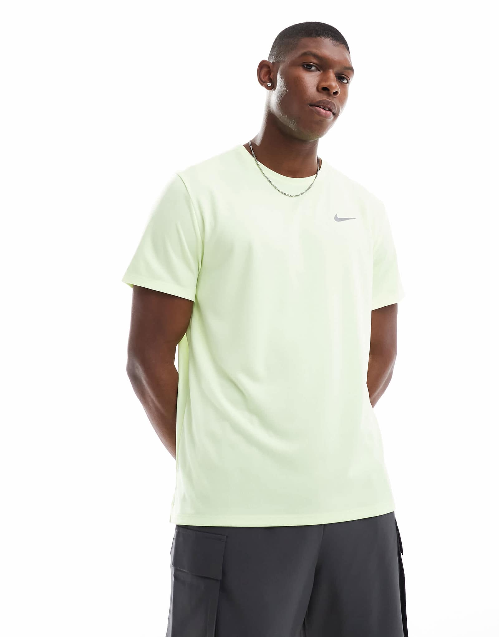 Футболка Nike Running Miler Dri-FIT светло-зеленого цвета 3890₽