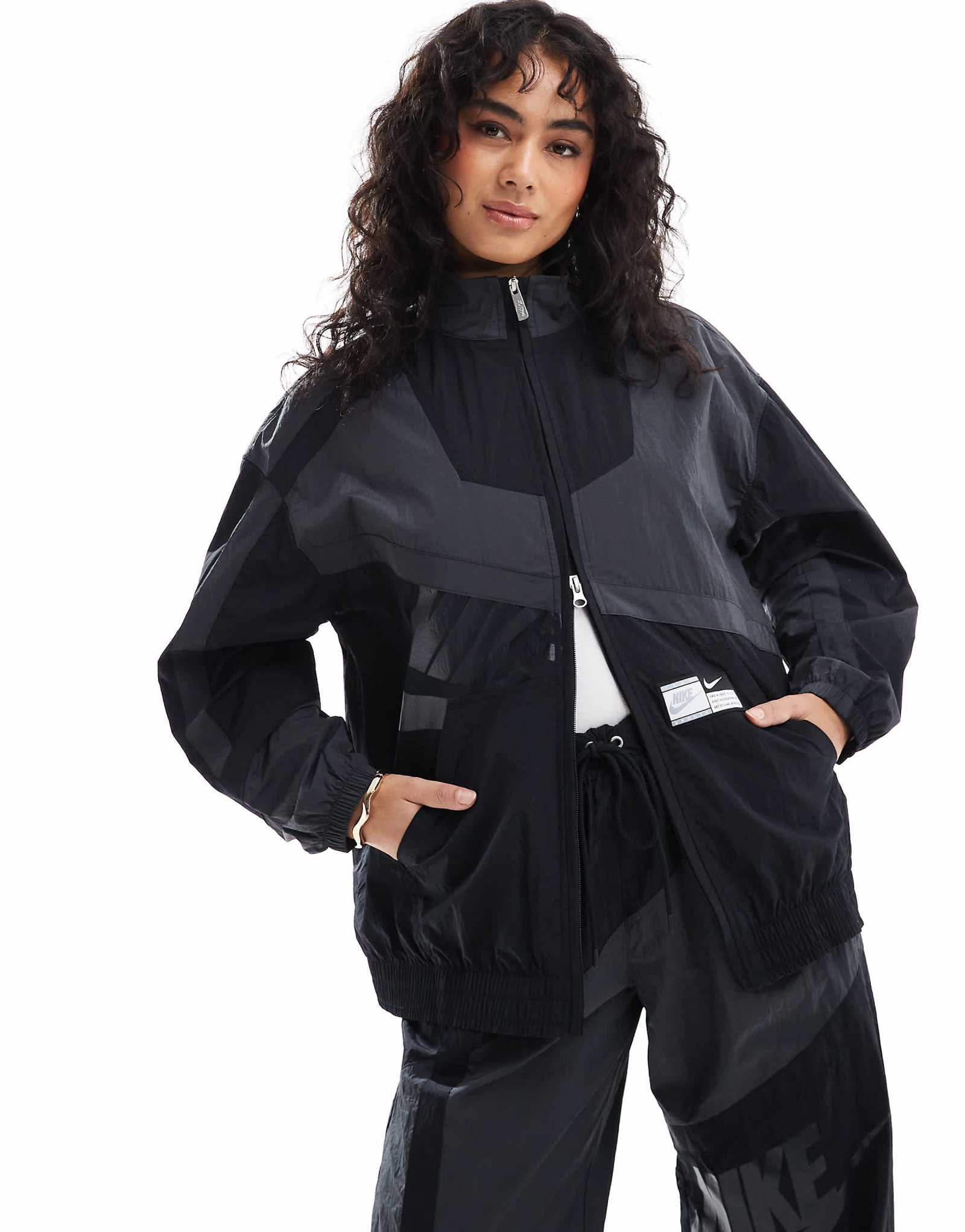 Уличная тканая куртка Nike на молнии черного и серого цветов 10590₽