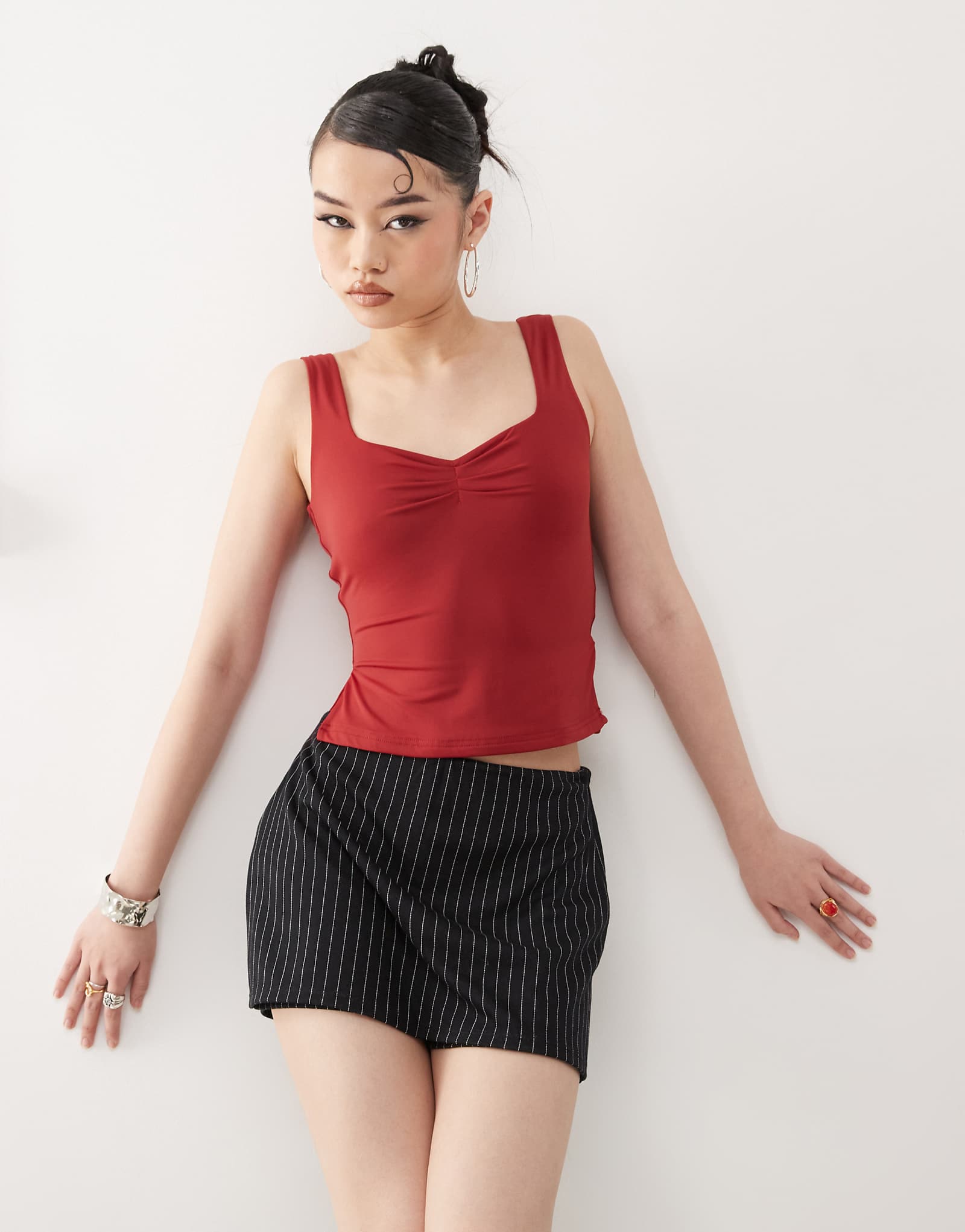 Облегающий красный топ Princess Polly с вырезом сердечком и рюшами спереди по бокам 8190₽