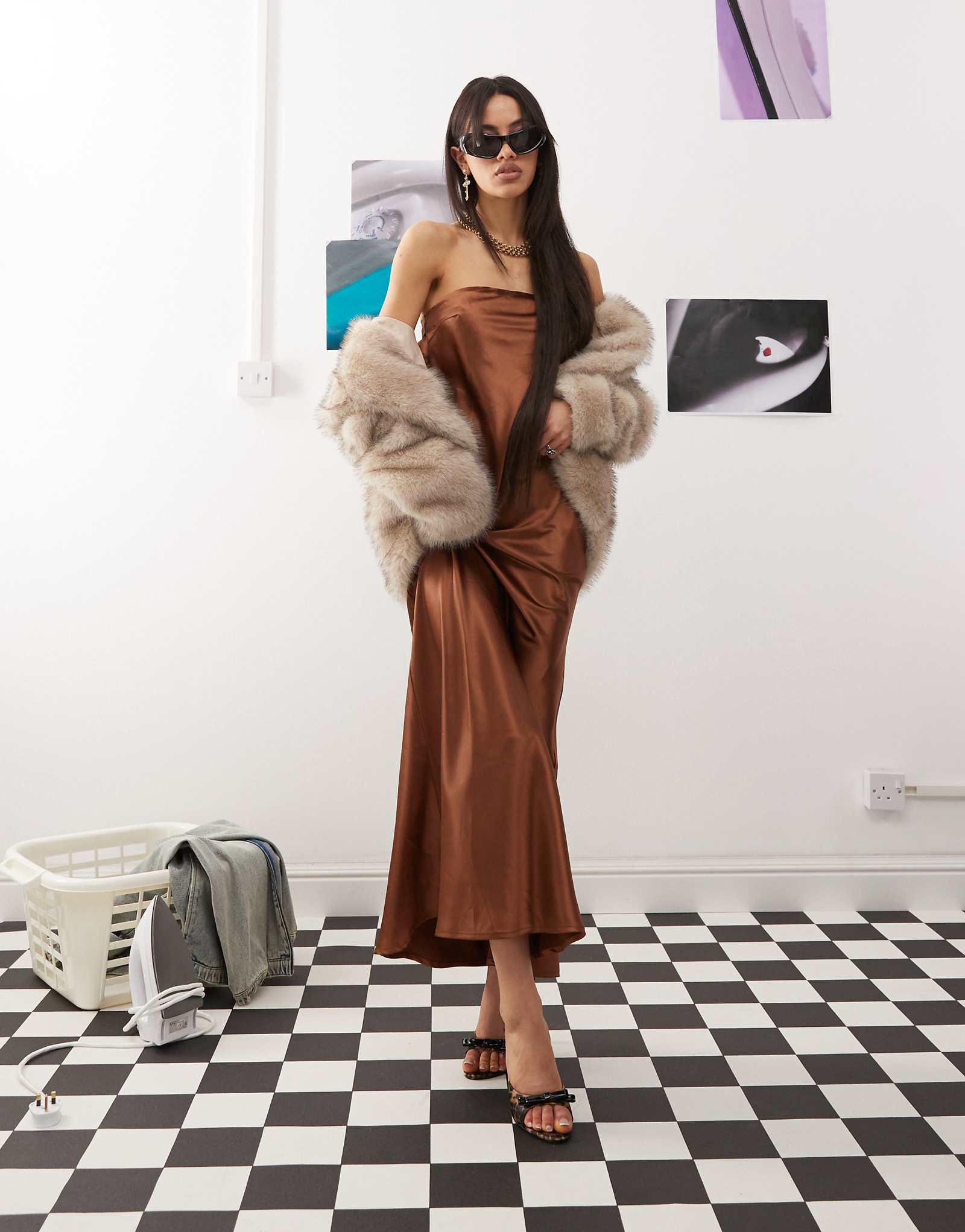 Атласное макси-платье-бандо принцессы Полли с капюшоном и завязкой на спине коричневого цвета 10590₽