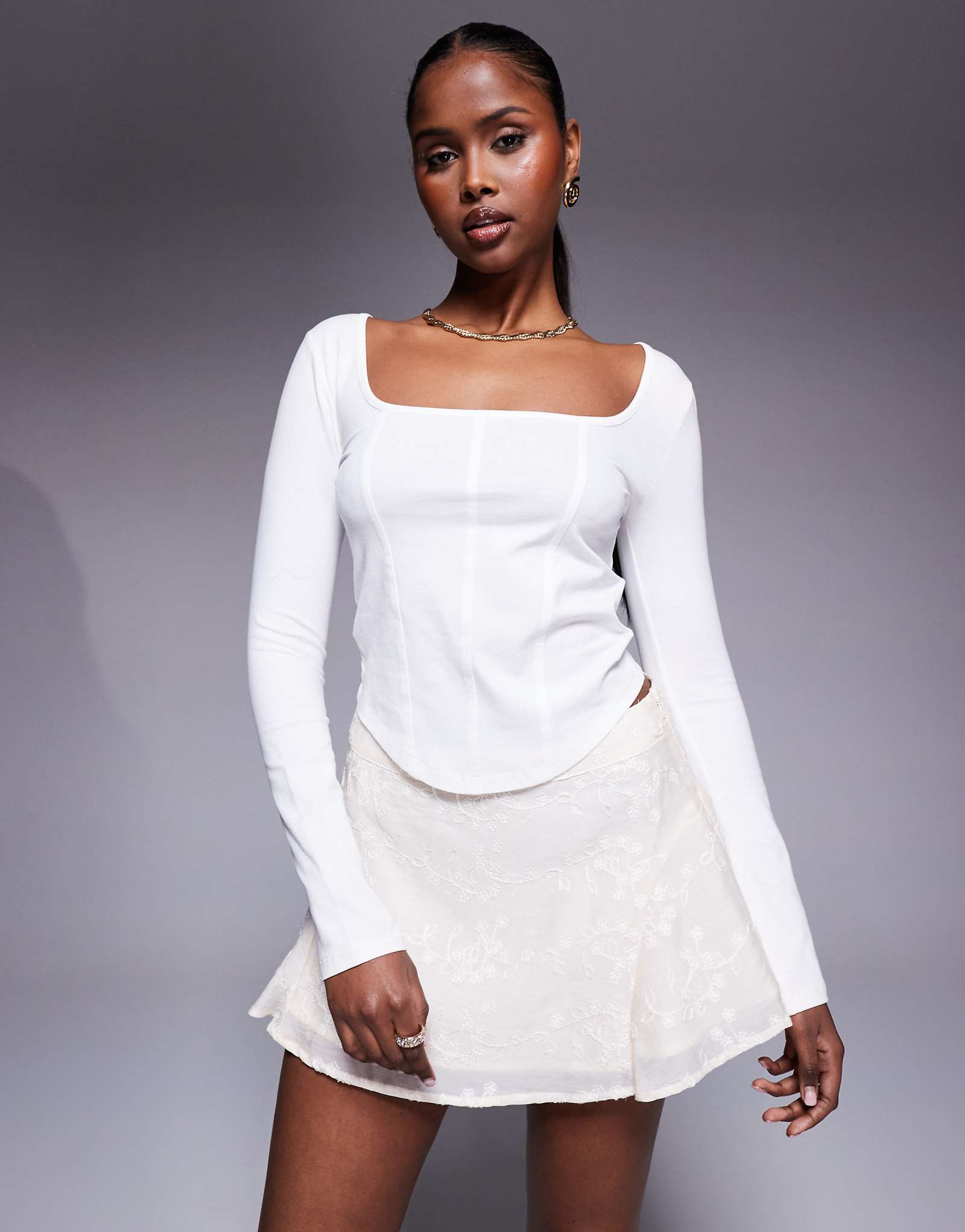 Воздушная мини-юбка принцессы Полли с цветочной вышивкой кремового цвета 5990₽