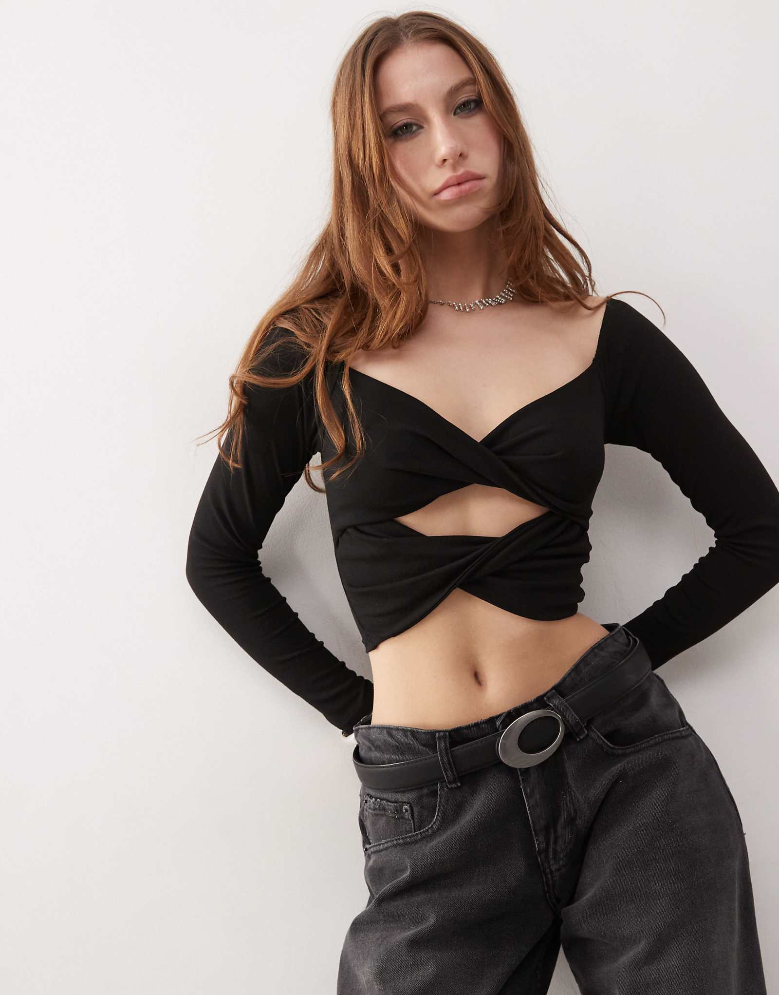 Облегающий черный топ Princess Polly с вырезом сердечком и закручивающимися деталями 8590₽