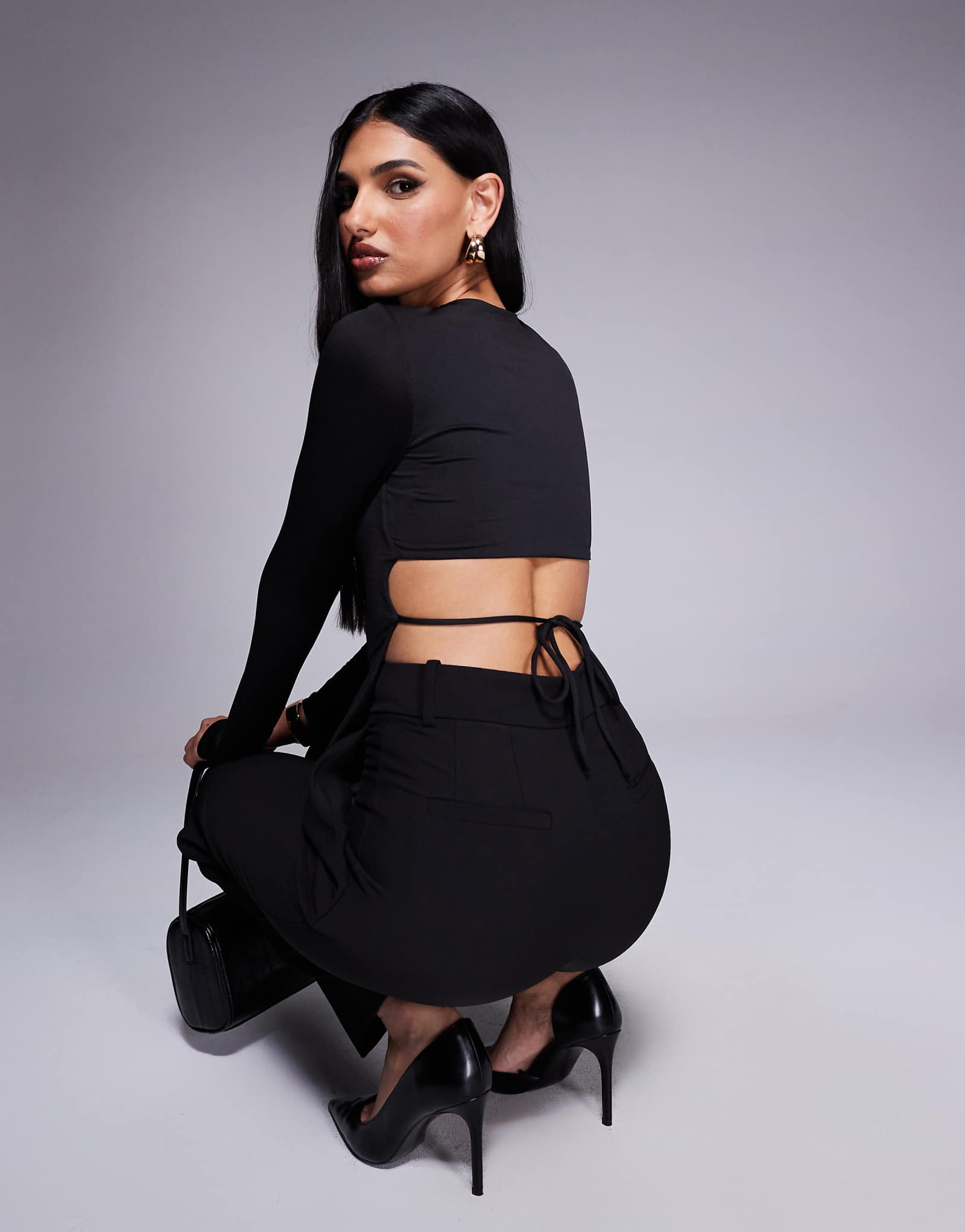 Облегающий черный топ с открытой спиной и длинными рукавами на завязках от Princess Polly 8190₽