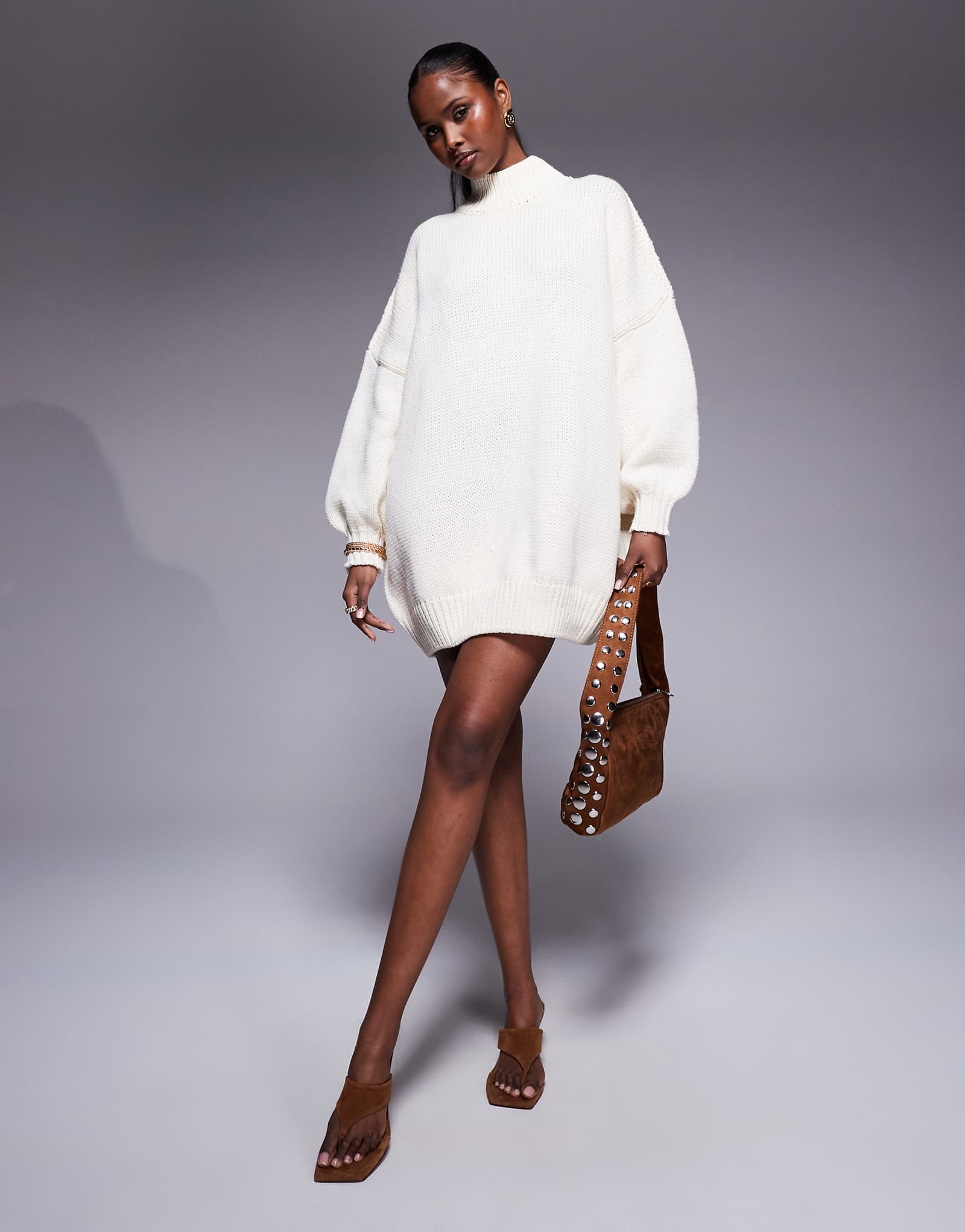 Вязаное мини-платье-свитер принцессы Полли с высоким вырезом и рукавами-баллончиками бежевого цвета