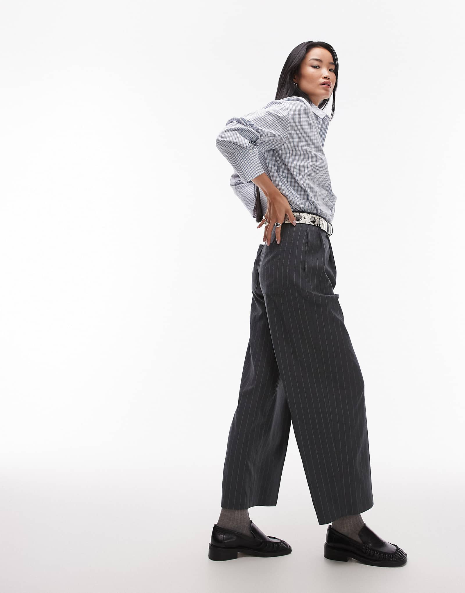 Широкие брюки в тонкую полоску с прямыми штанинами от Topshop серого цвета сшитые на заказ 6390₽