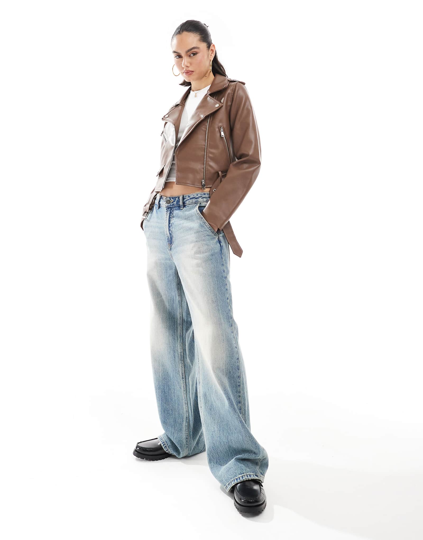 Укороченная куртка из искусственной кожи Stradivarius коричневого цвета 6590₽