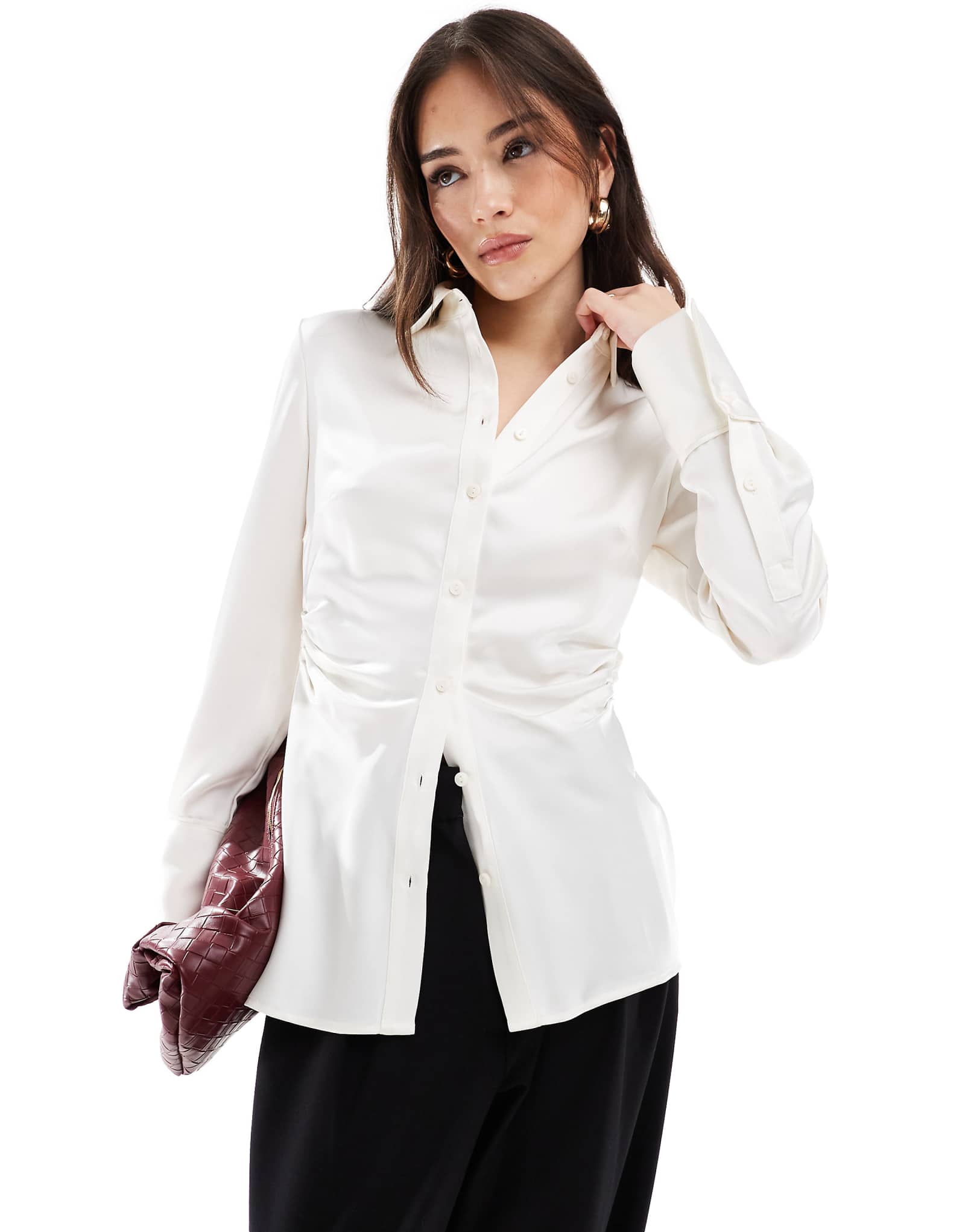 Белая атласная рубашка с рюшами от Stradivarius