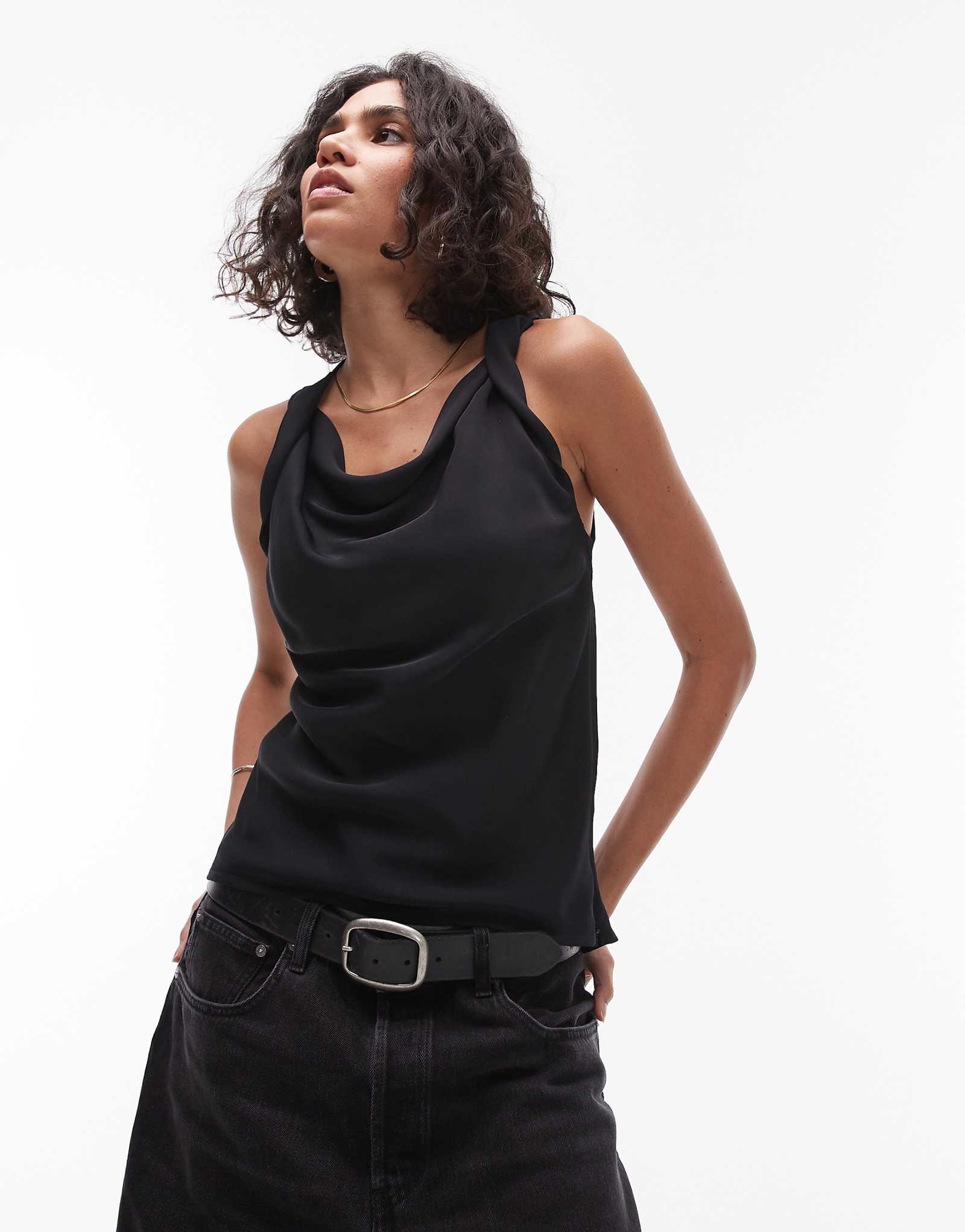 Черный топ без рукавов с закручивающимся ремешком от Topshop 11690₽