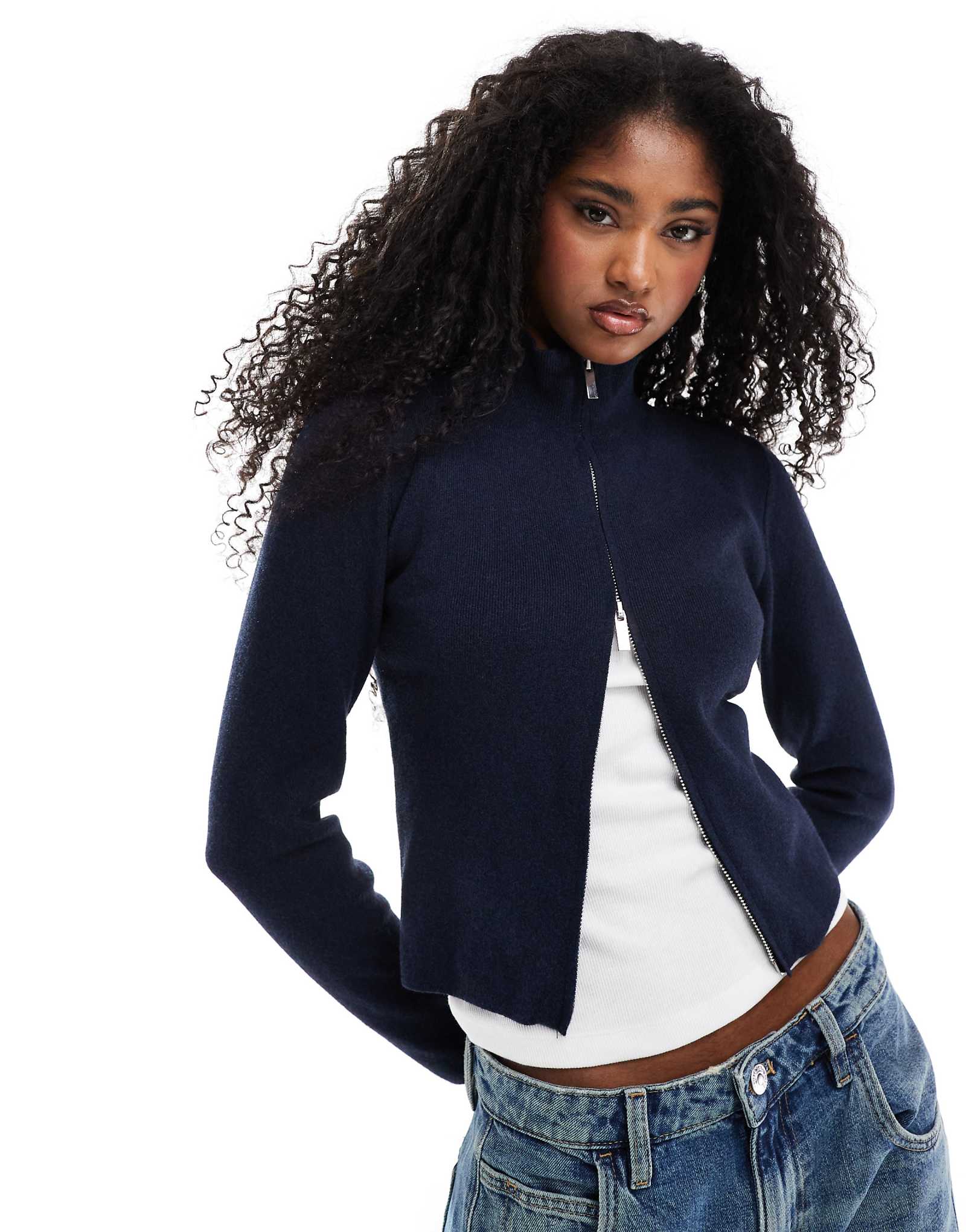 Темно-синий вязаный кардиган на молнии от Stradivarius 7490₽