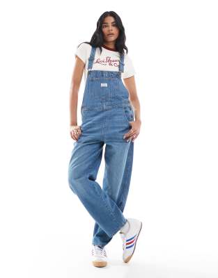 Джинсовый комбинезон Levi's vintage fit светло-голубого цвета