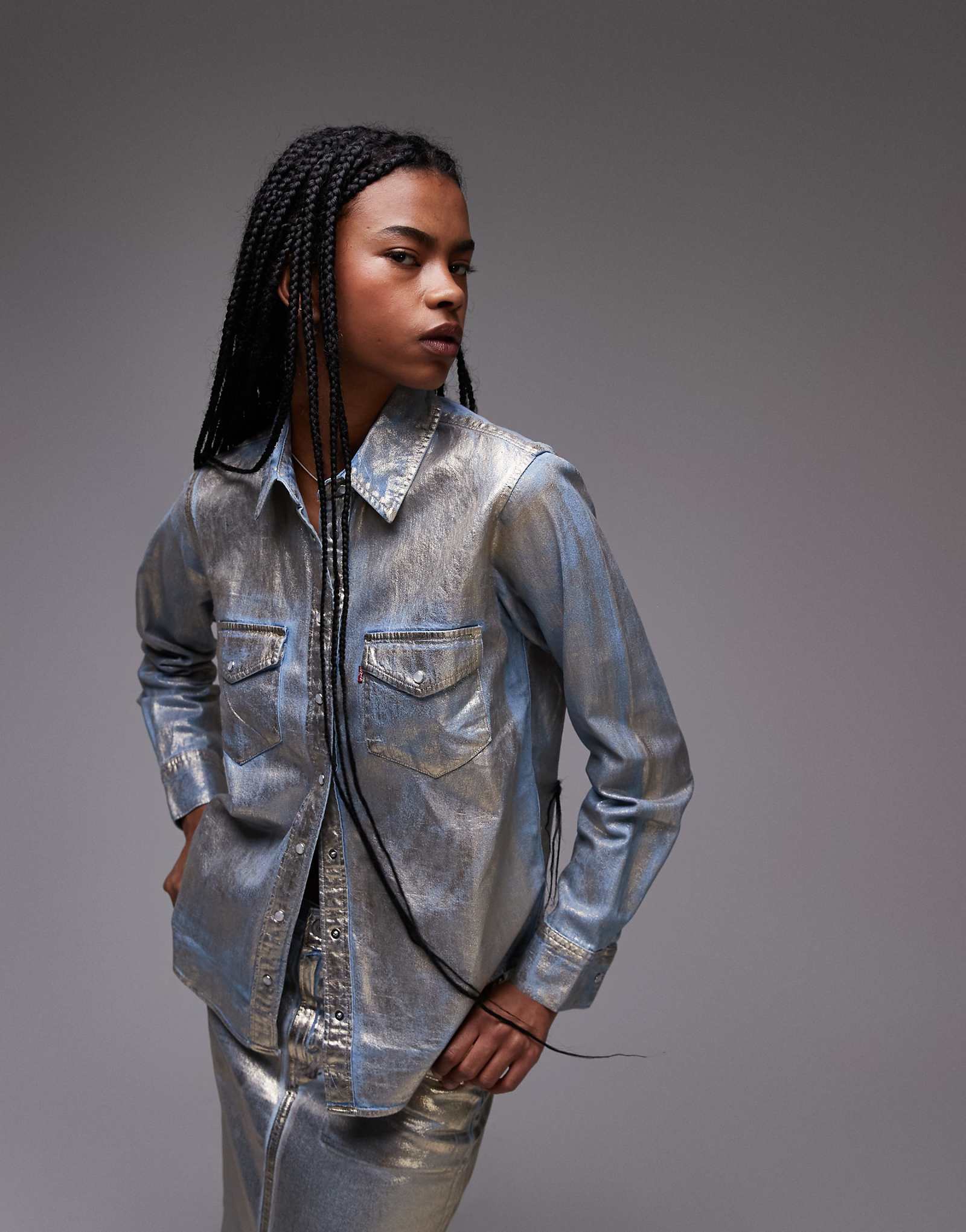 Легендарная джинсовая рубашка Levis из металлизированного денима в западном стиле золотого цвета - часть комплекта 10790₽