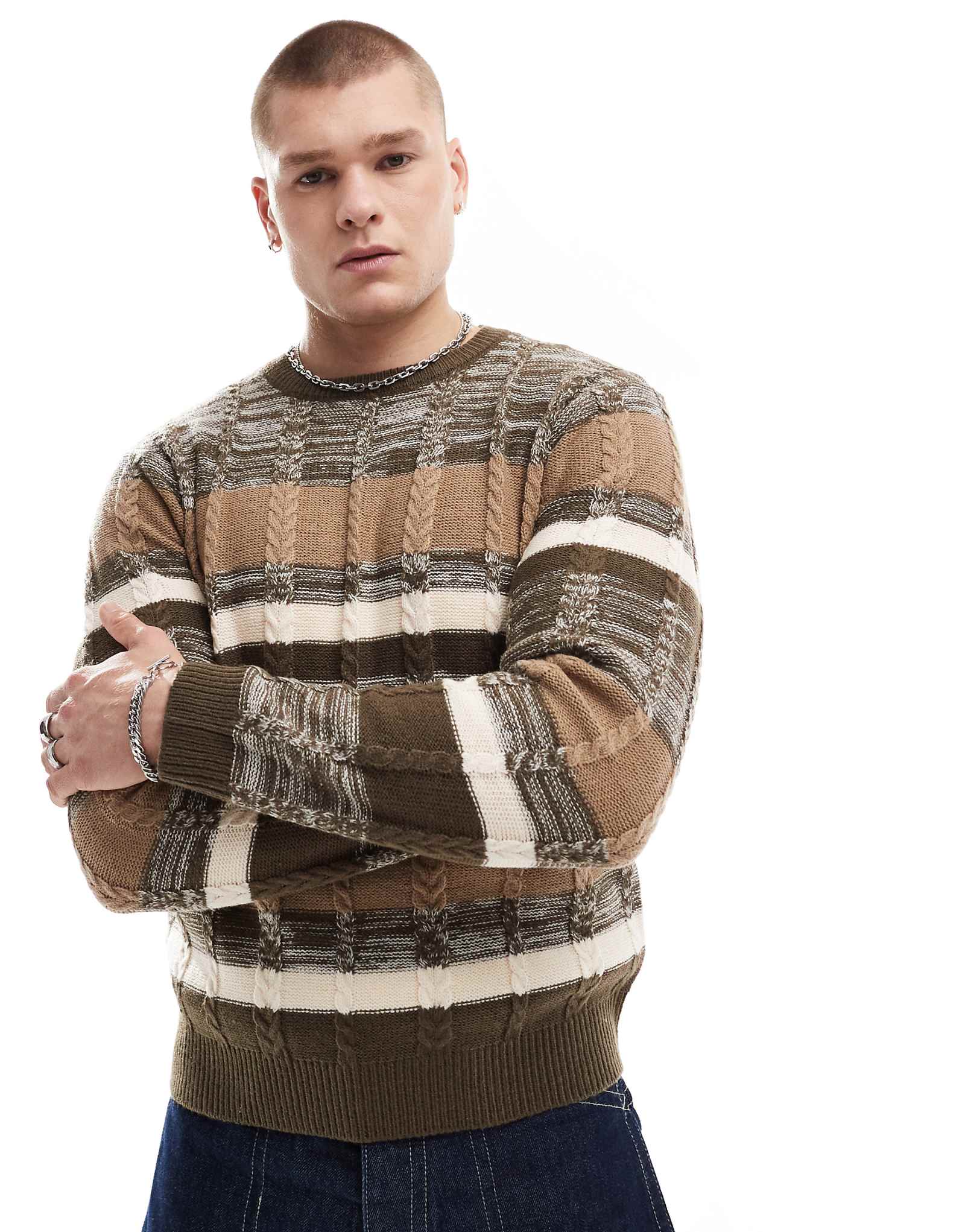 Еще один модный свитер в полоску с круглым вырезом коричневого цвета 3590₽