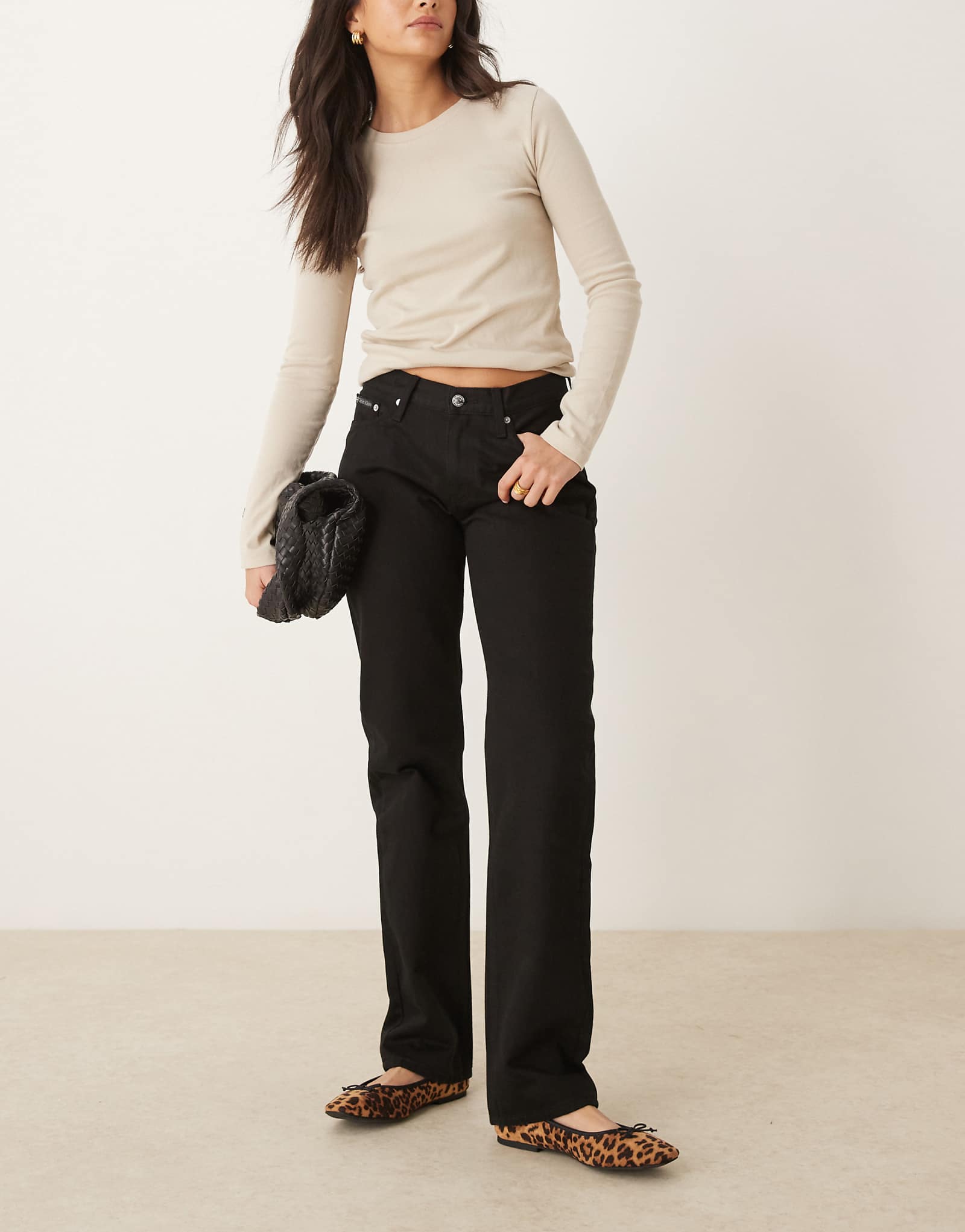 Джинсы Calvin Klein Jeans с низкой посадкой и прямыми штанинами черного цвета 9690₽