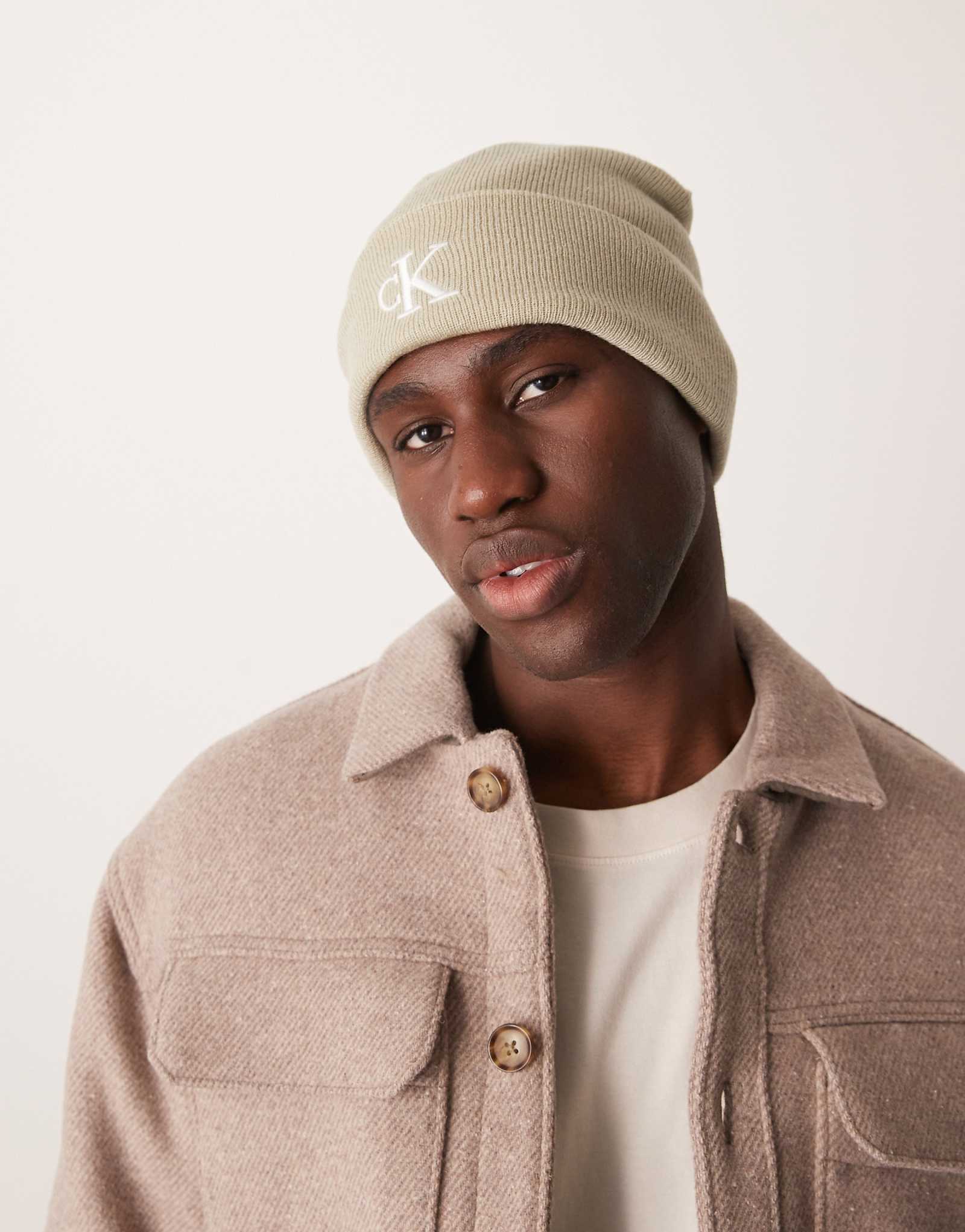 Шапочка с вышивкой Calvin Klein Jeans monologo цвета овсянки 6690₽