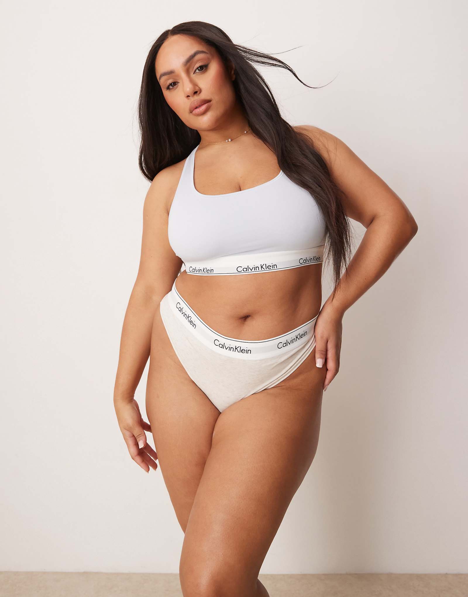 Современные хлопковые стринги Calvin Klein Plus с логотипом из овсяной муки 4190₽