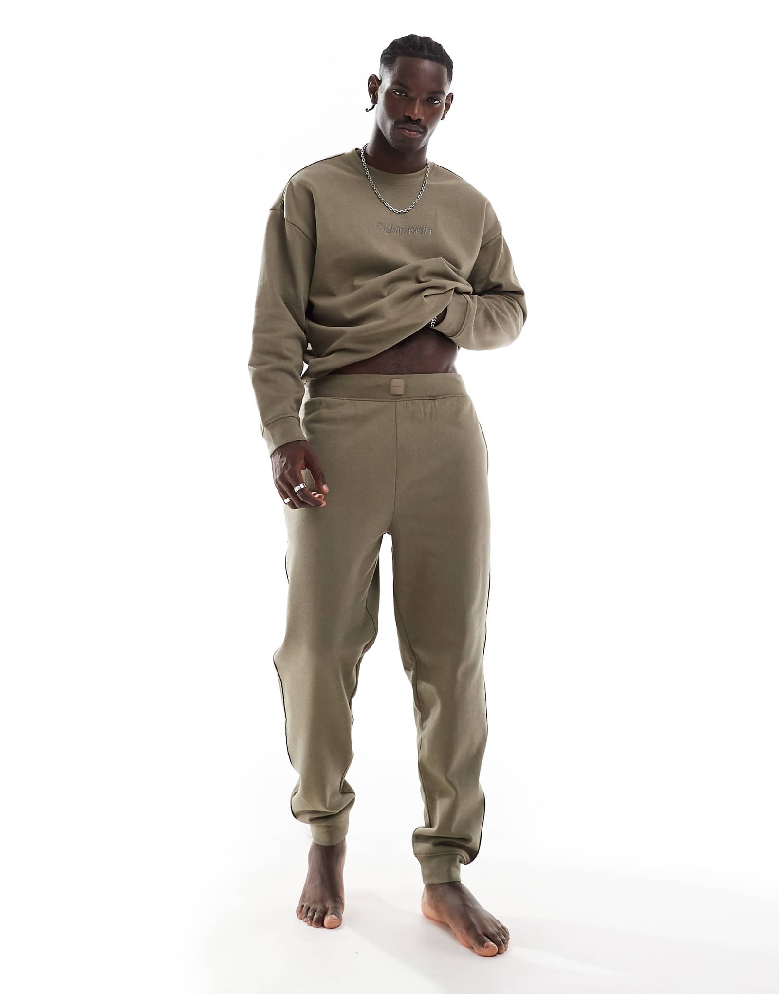Спортивные брюки для отдыха с логотипом Calvin Klein оливкового цвета в тон 13390₽