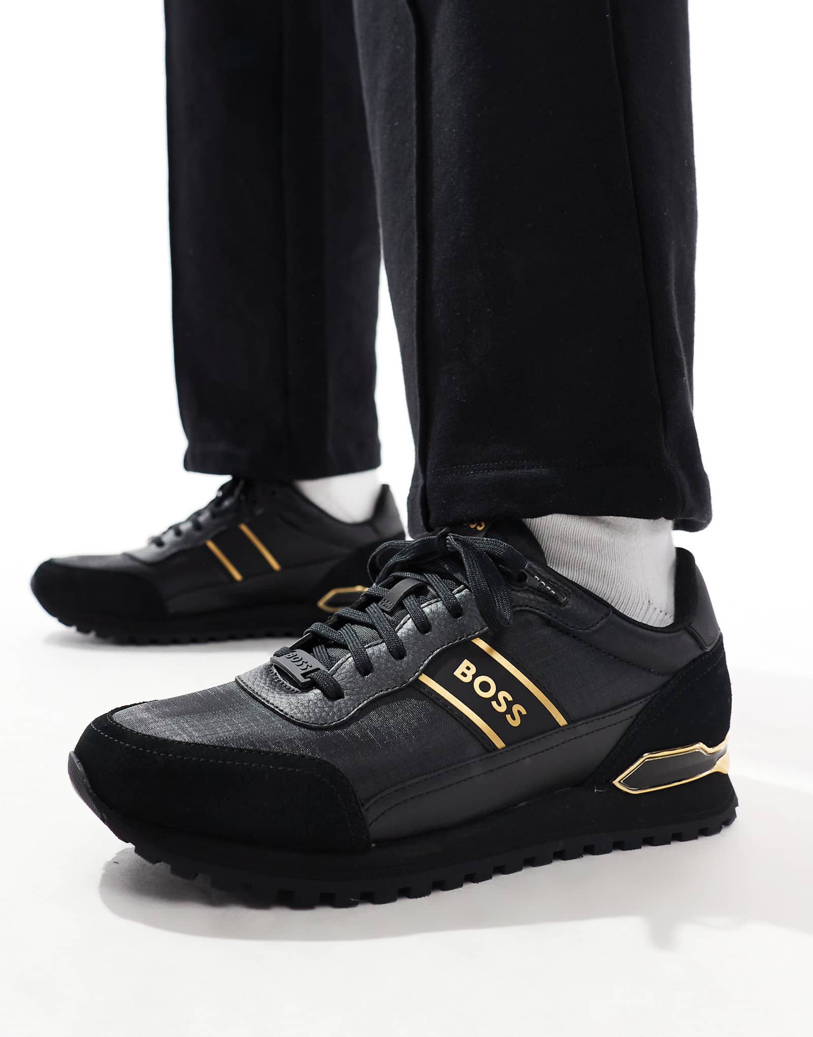 Кроссовки BOSS Parkour runner черного и золотого цветов 52390₽