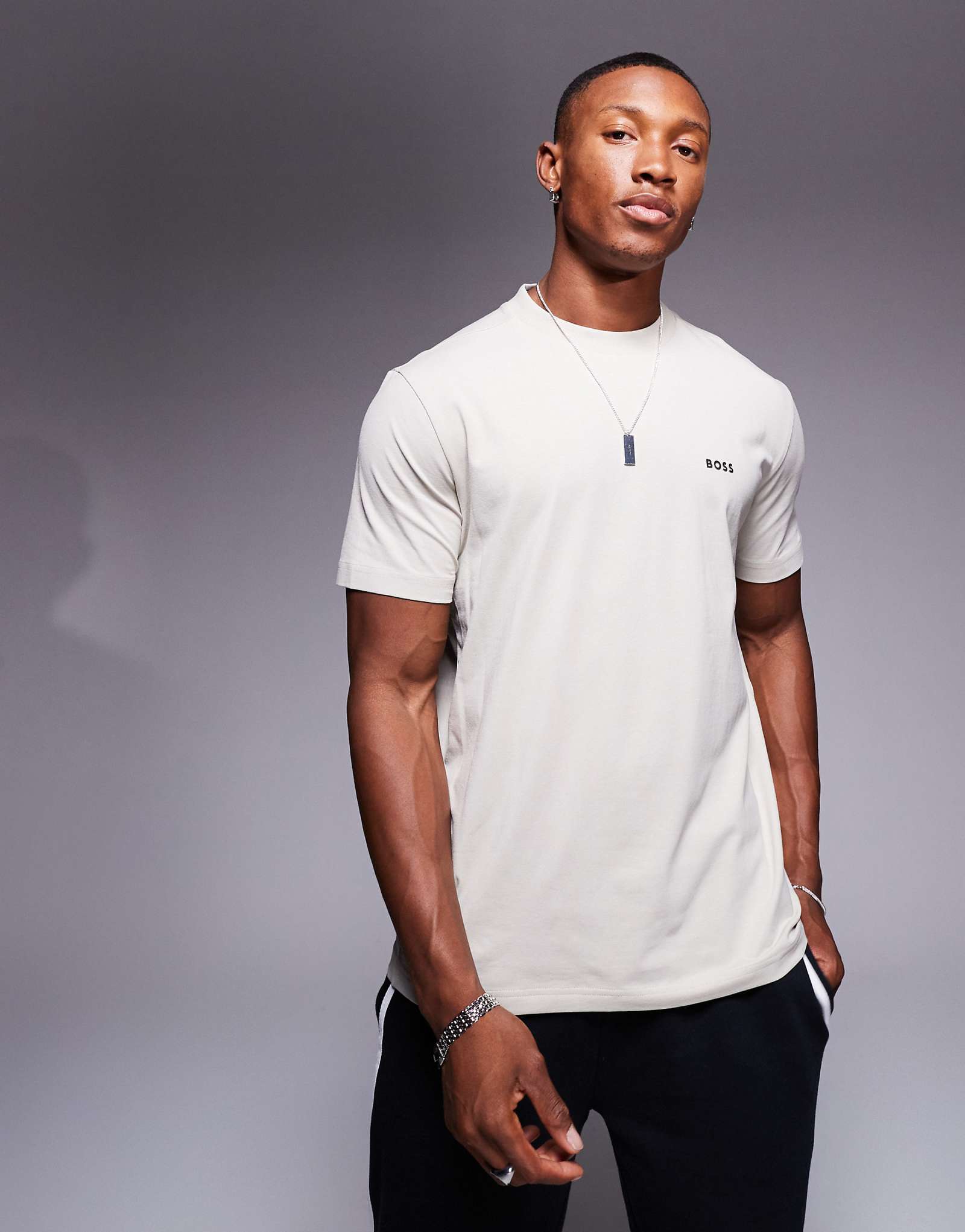 Футболка BOSS Green tee бежевого цвета 11390₽