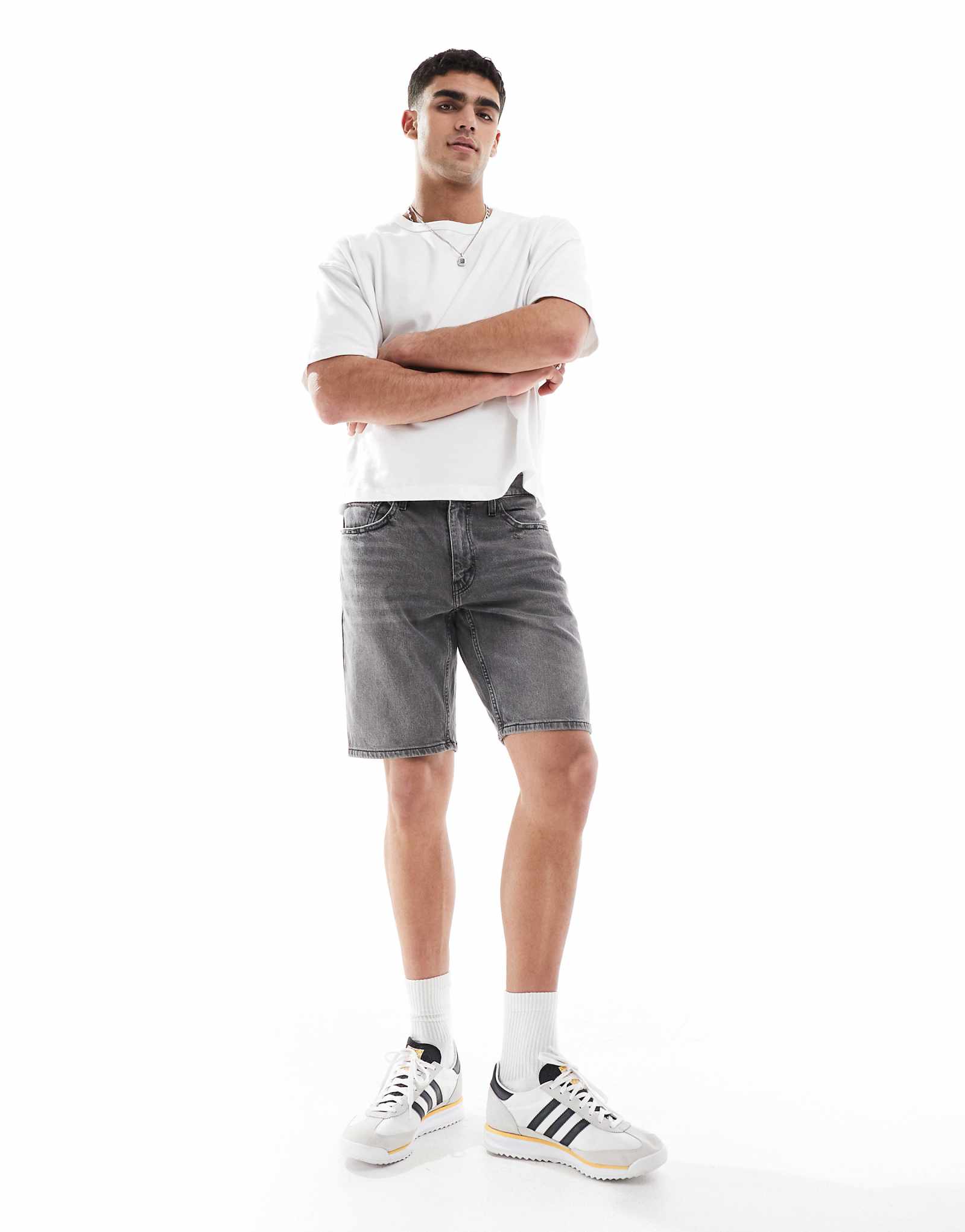 Спортивные джинсовые шорты Levis 445 с прямыми штанинами серого цвета постиранные 12790₽