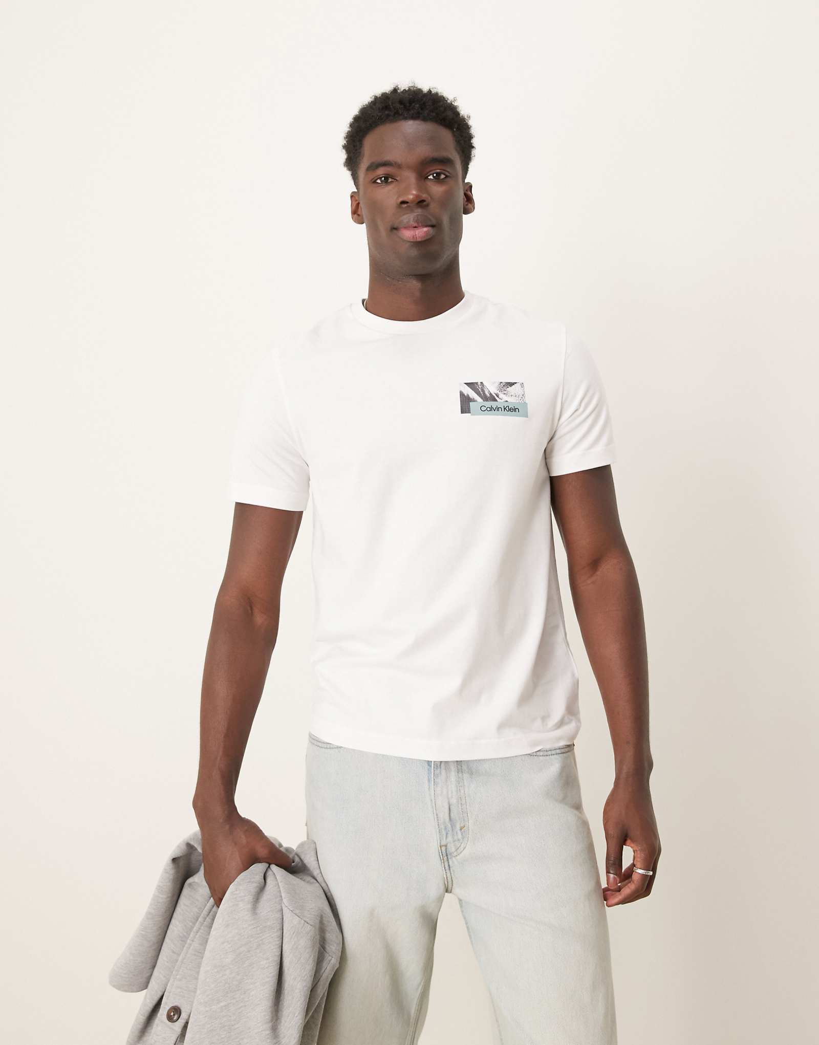 Белая футболка с графическим принтом Calvin Klein backprint 5890₽